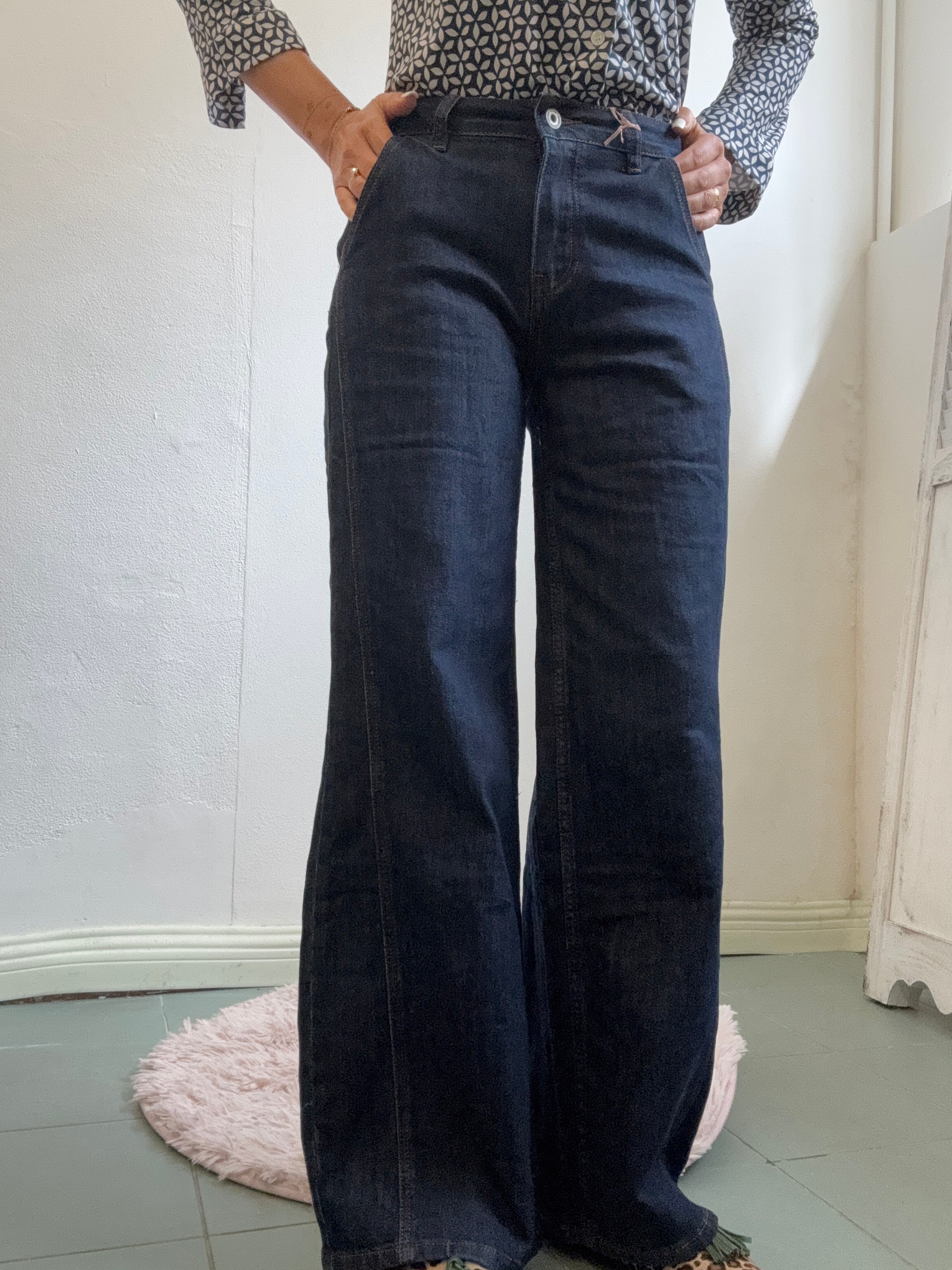Il jeans con la cucitura di sbieco