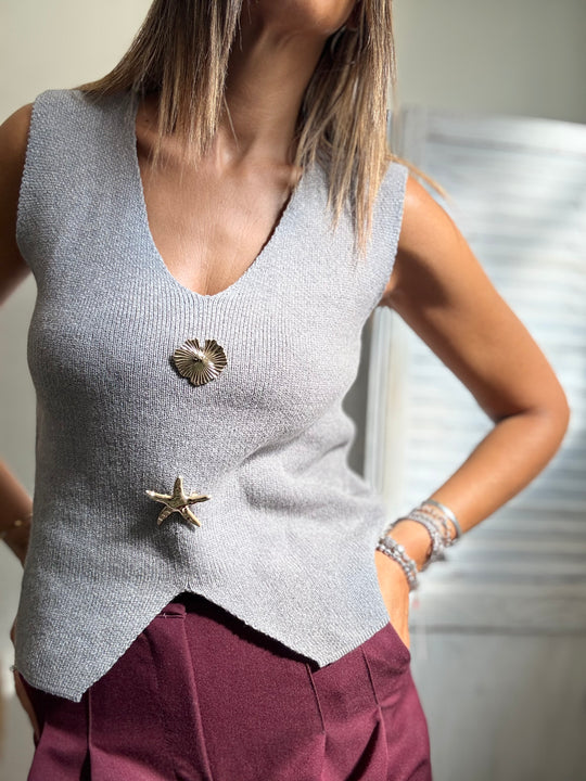 Il gilet di maglia con i gioielli