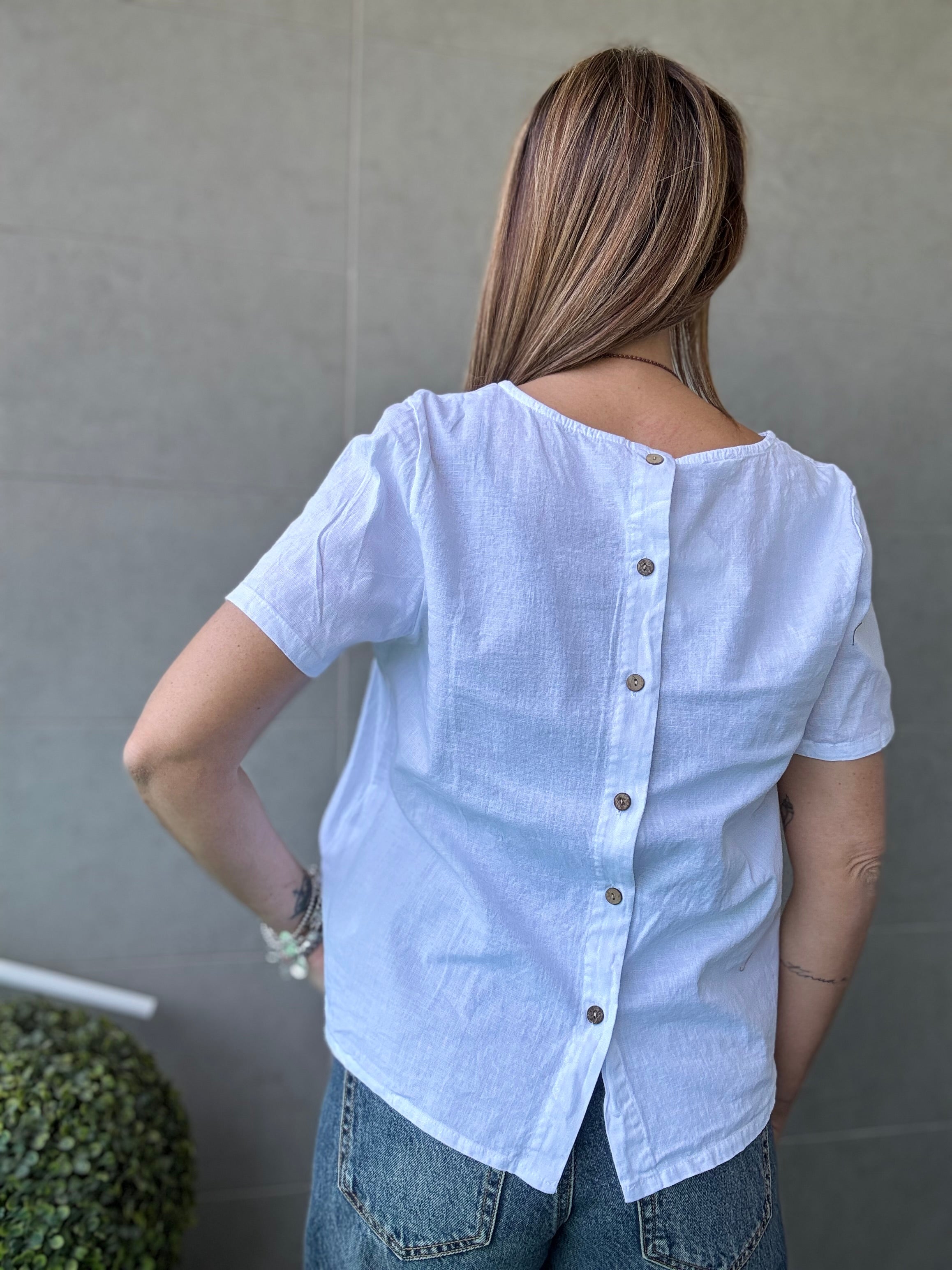 La blusa di cotone coi bottoncini dietro