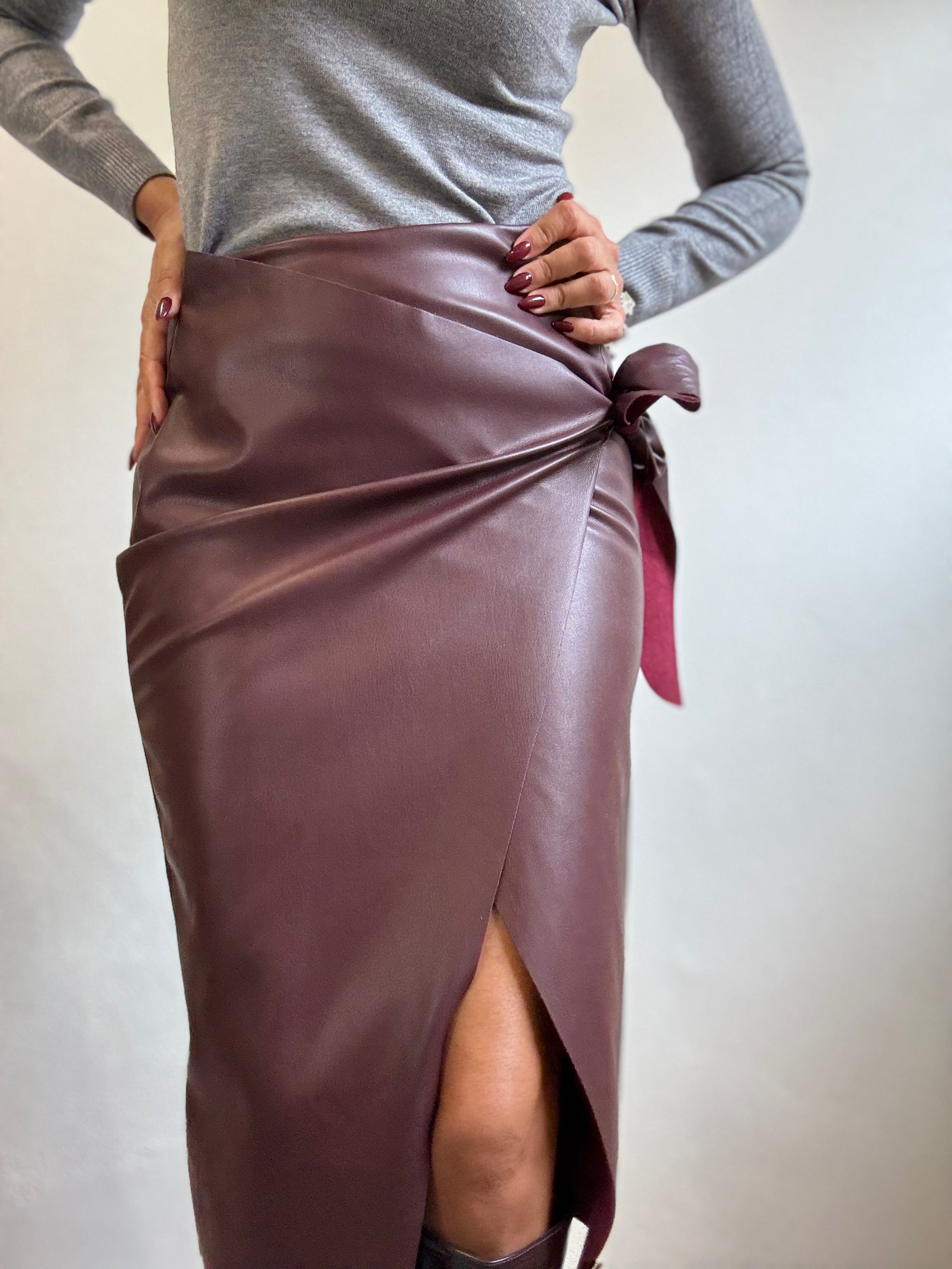 La gonna di ecopelle col fiocco