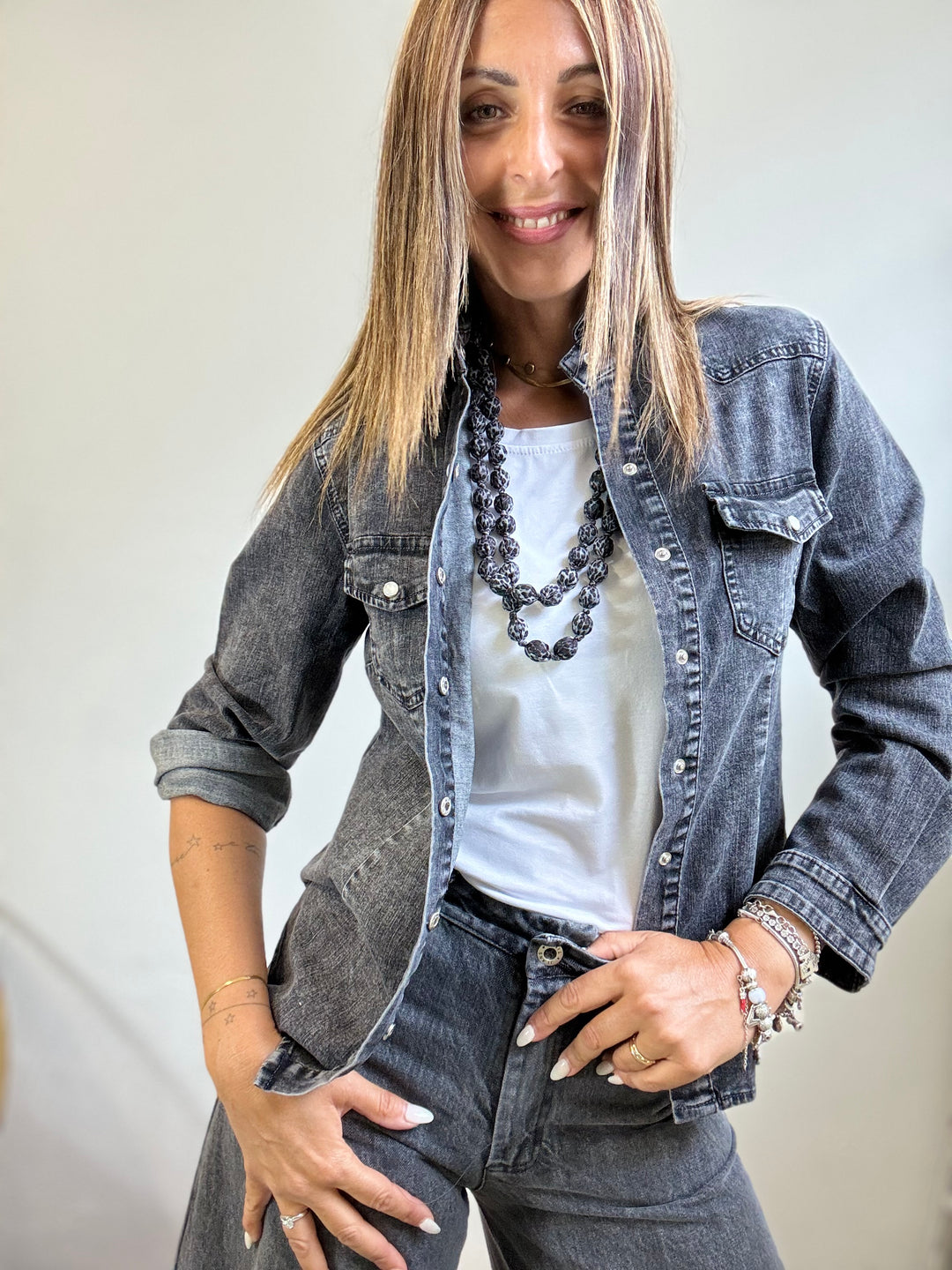 La camicia in jeans grigia