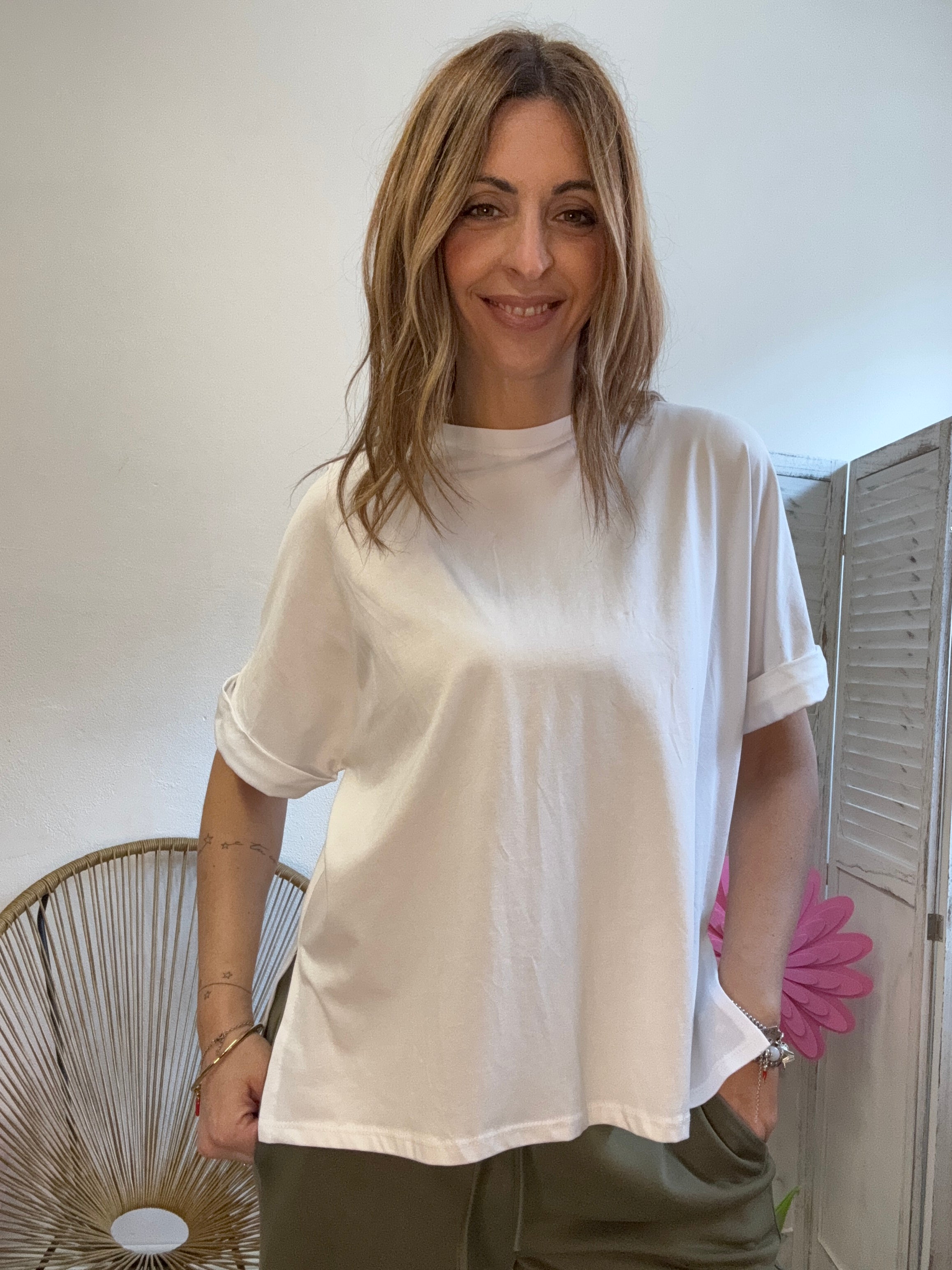 La T-shirt cotone con gli spacchetti