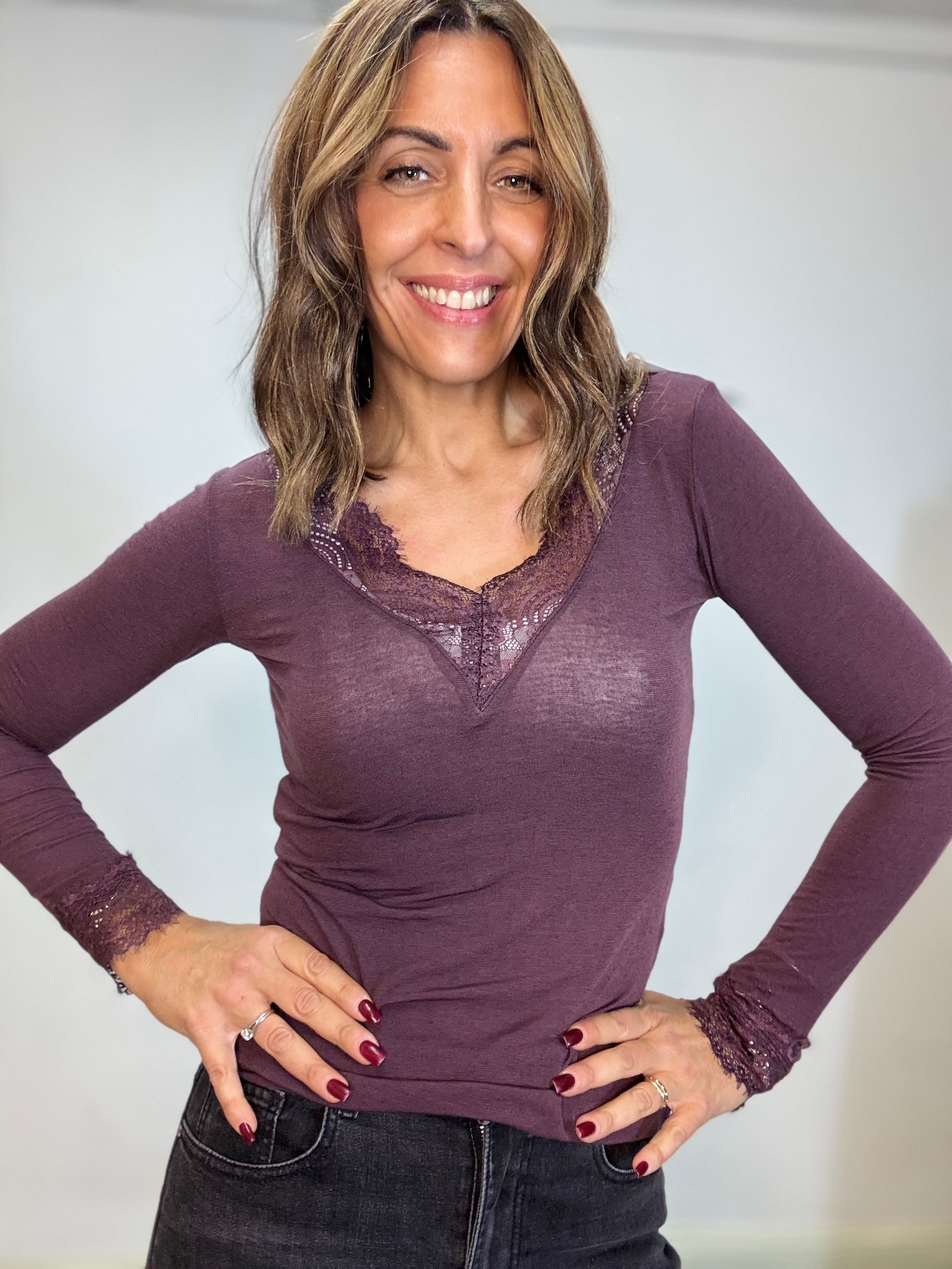 La cachmiretta col pizzo sullo scollo