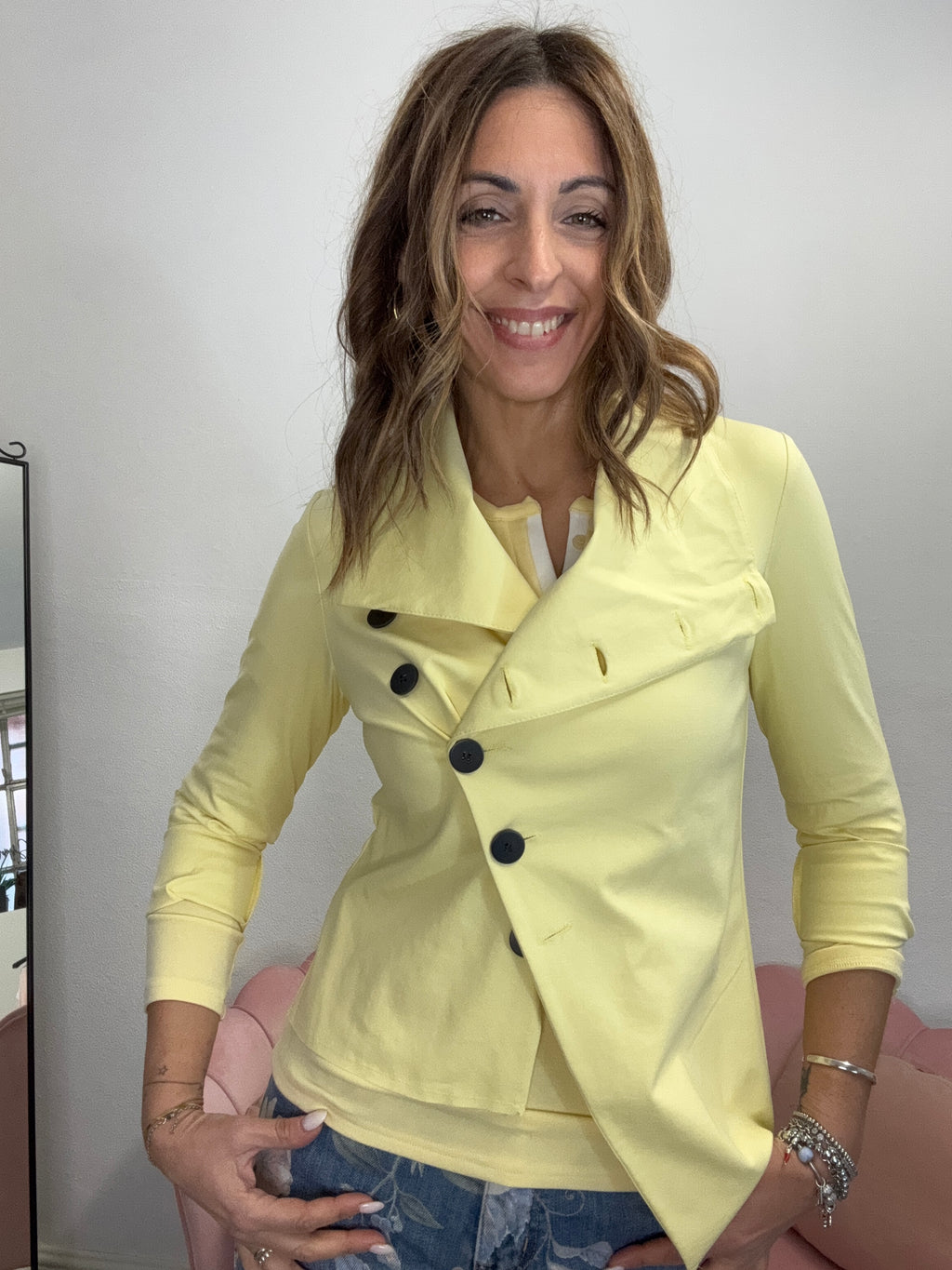 La giacca coi bottoni stondati