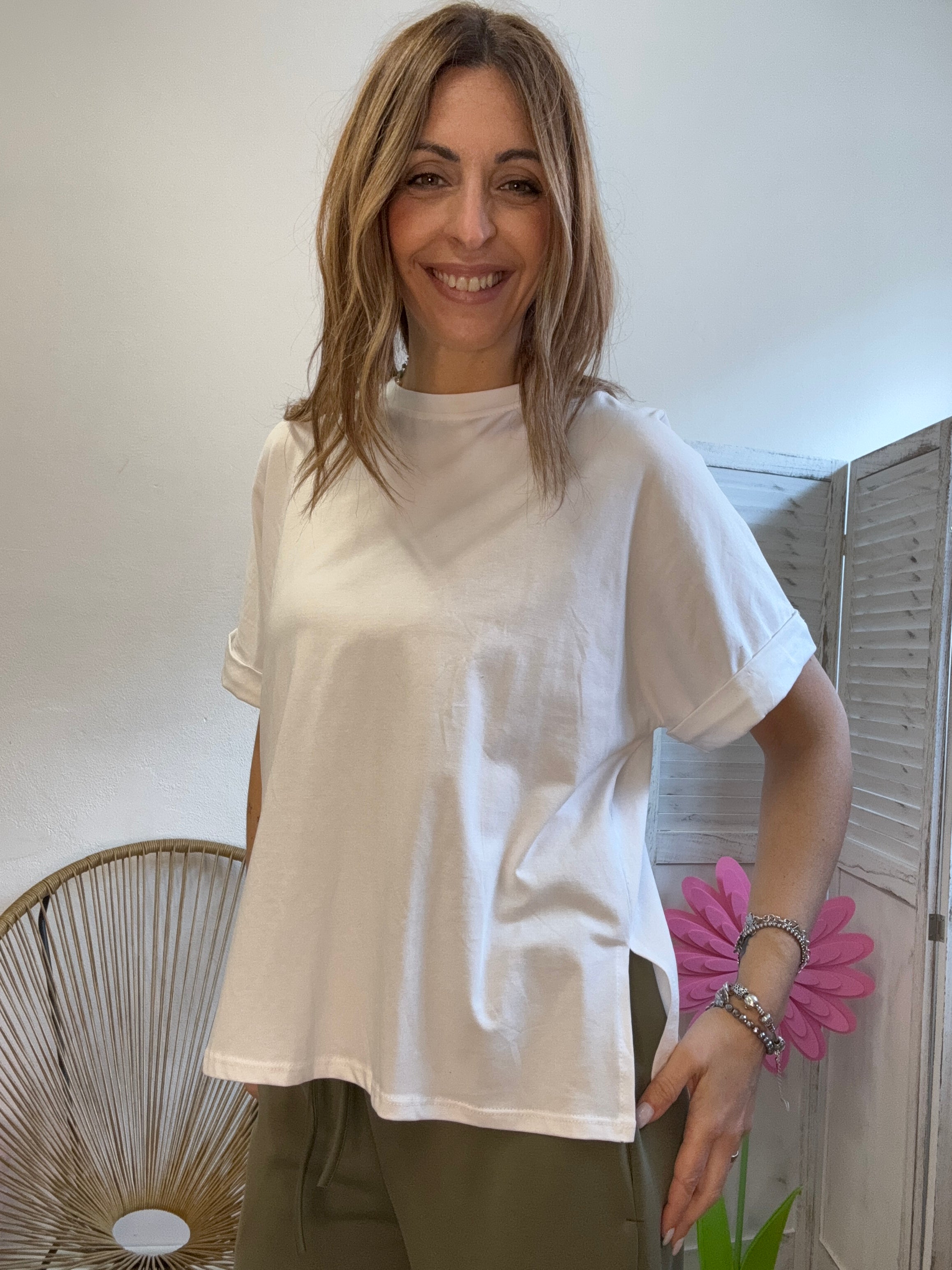 La T-shirt cotone con gli spacchetti