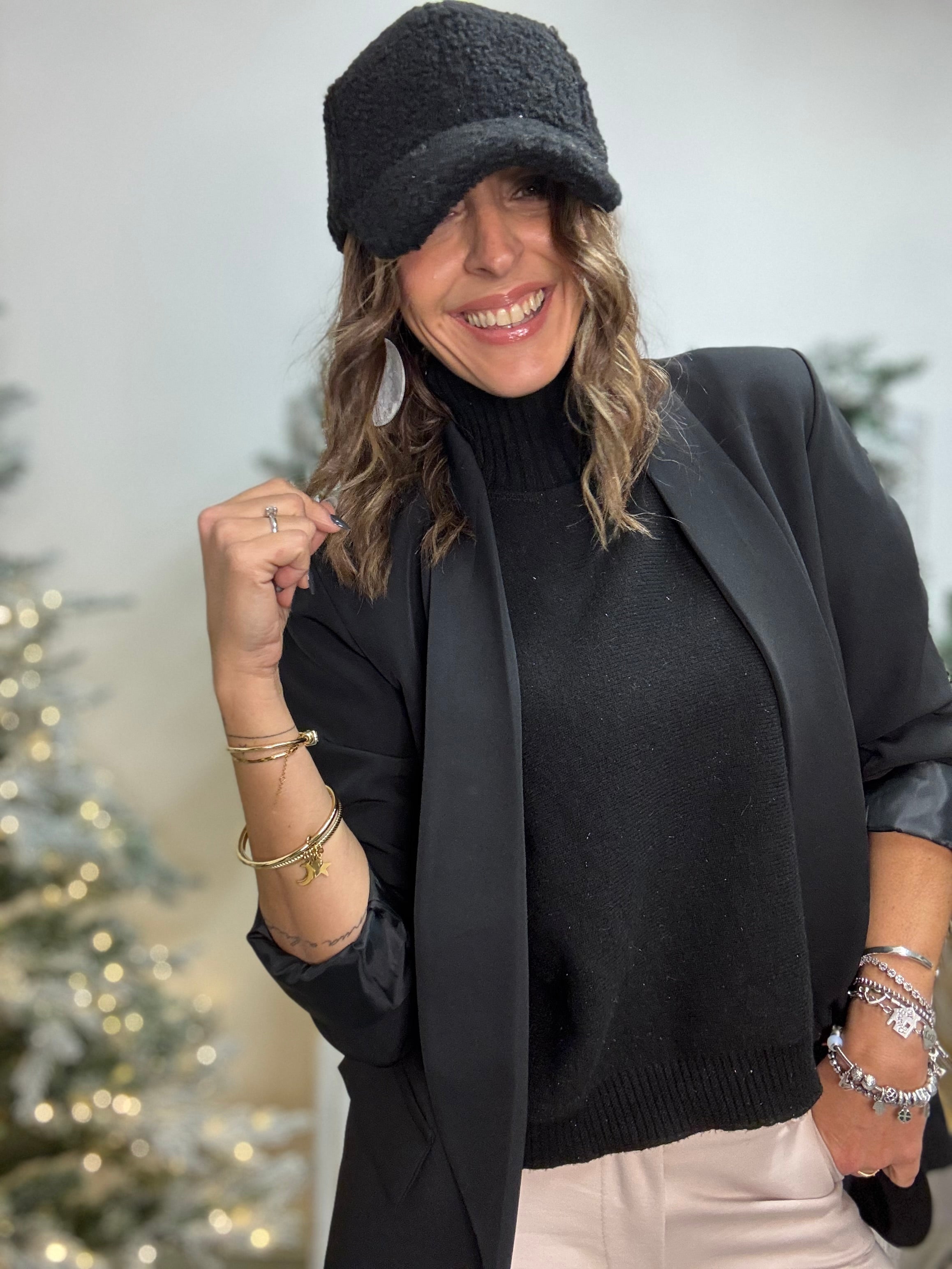 Il cappello boucle con la visiera