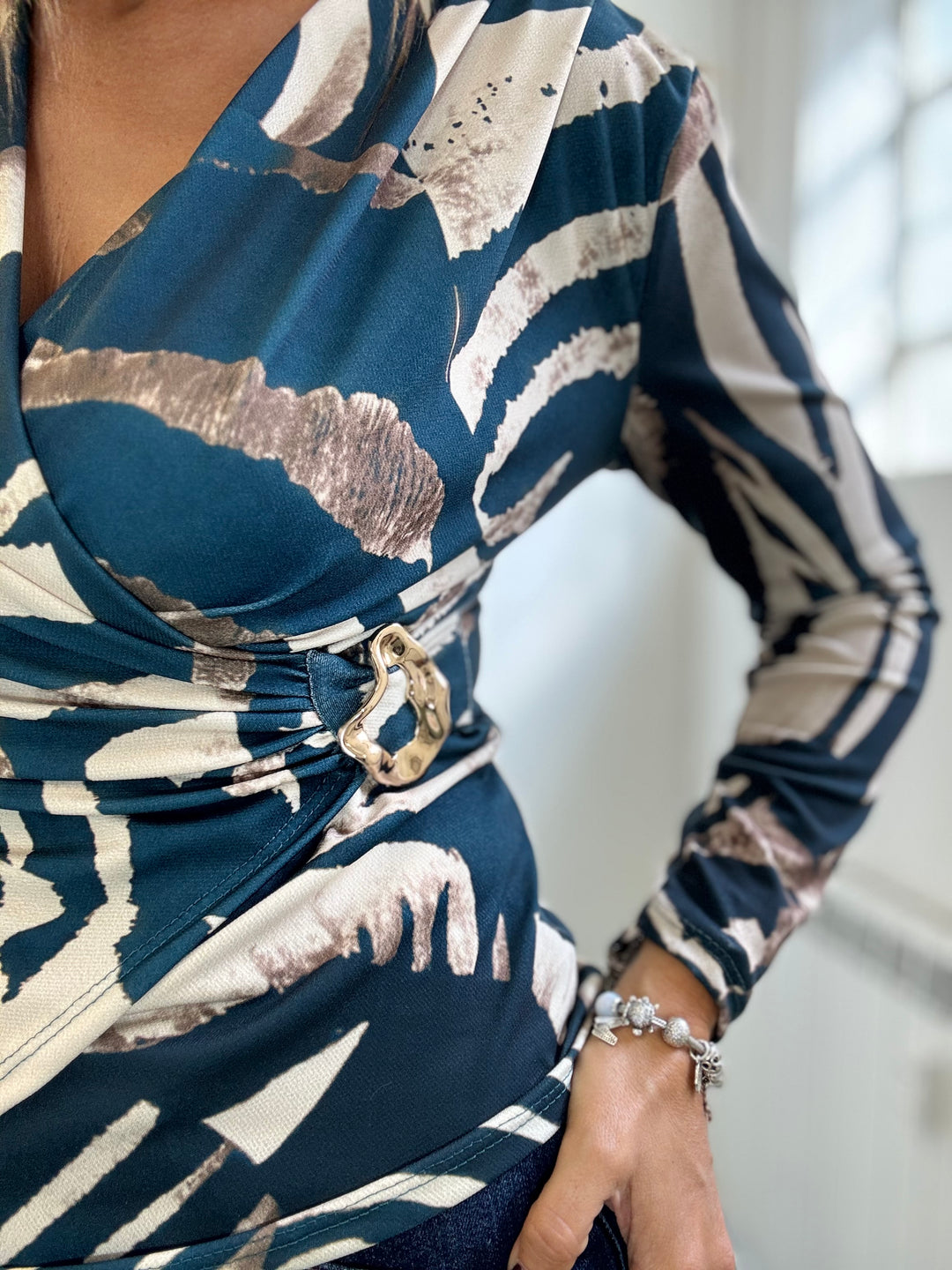 La blusa incrociata col dettaglio gioiello