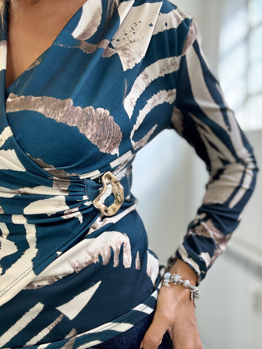La blusa incrociata col dettaglio gioiello
