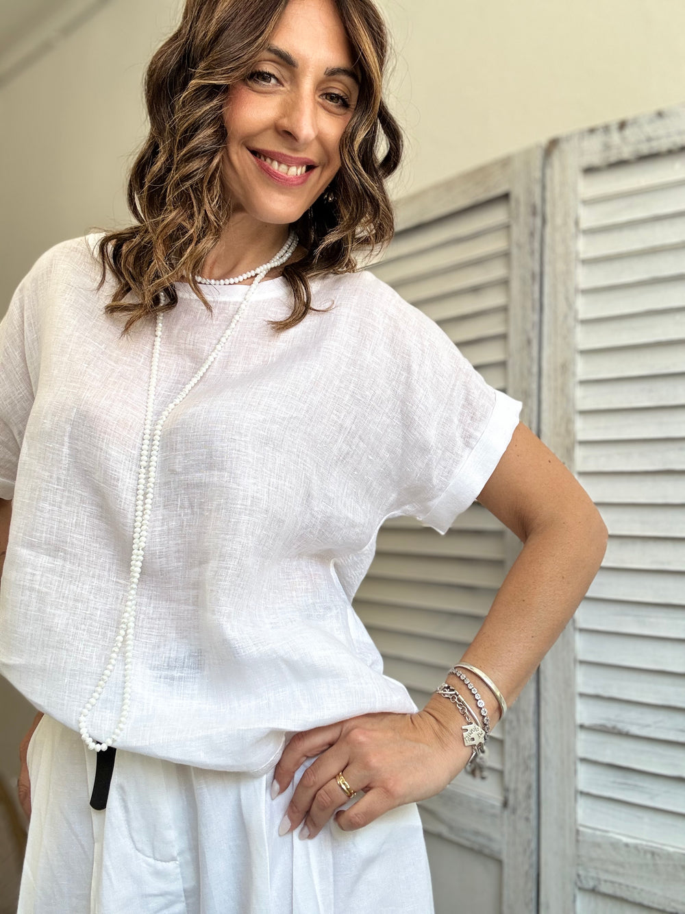 La blusa di lino coi bottoncini dietro