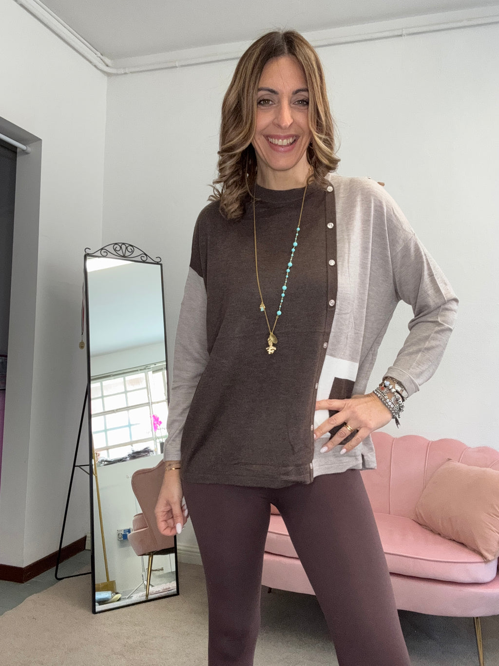 La maglia da leggins coi bottoncini finti