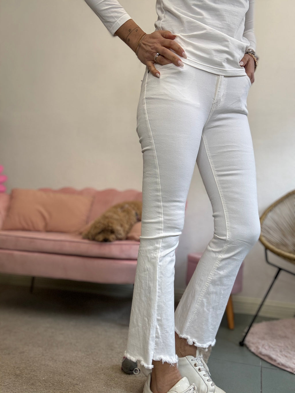 Il jeans zampetta con le frangette bianco