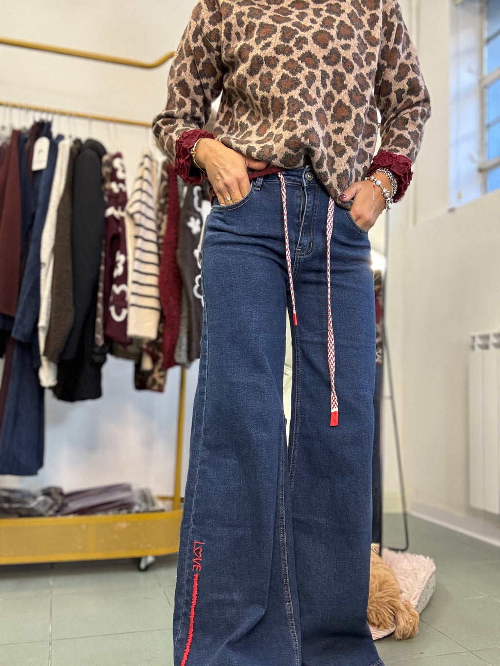 Il jeans coi profili rossi