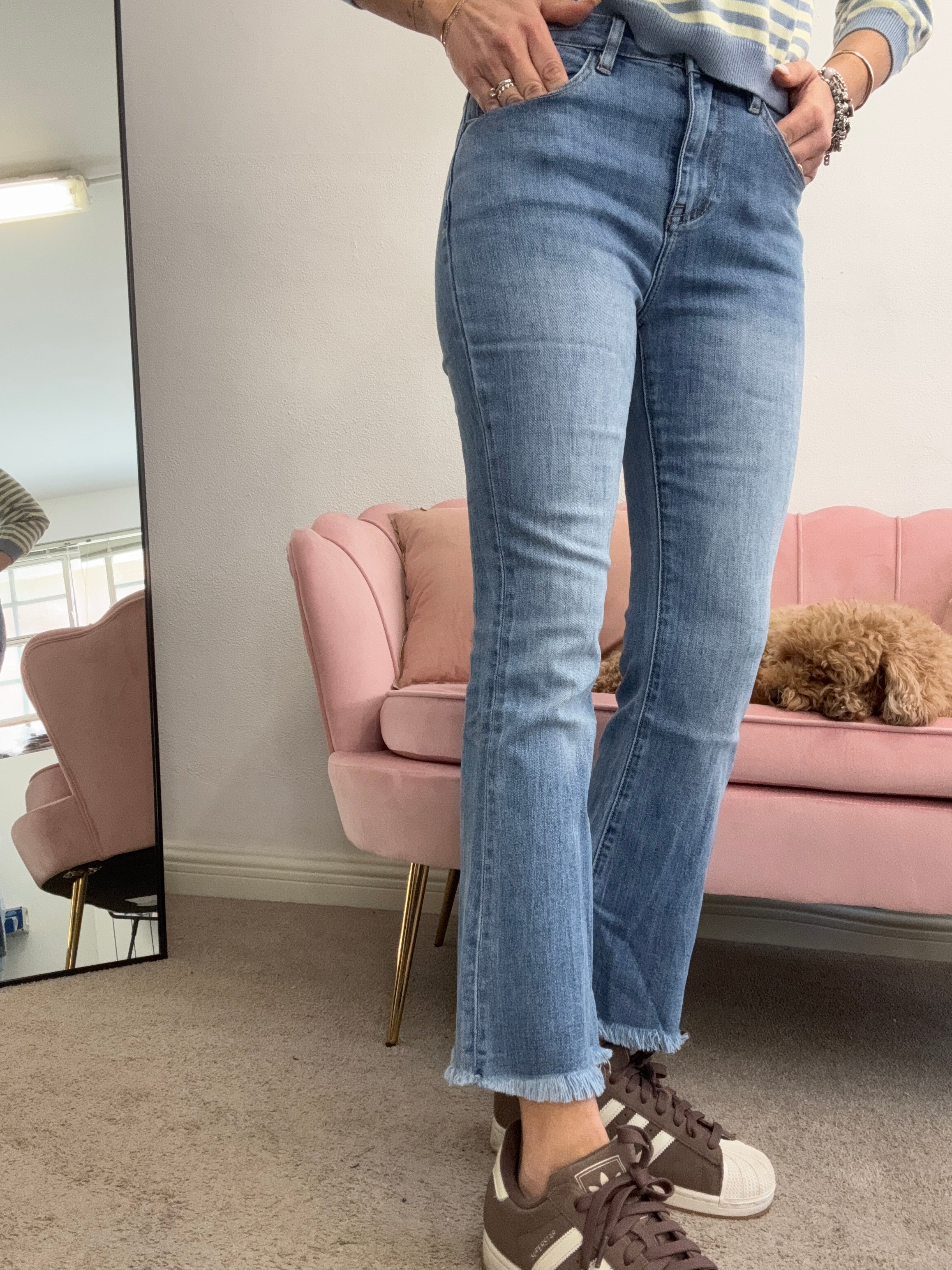 Il jeans zampetta con le frangette