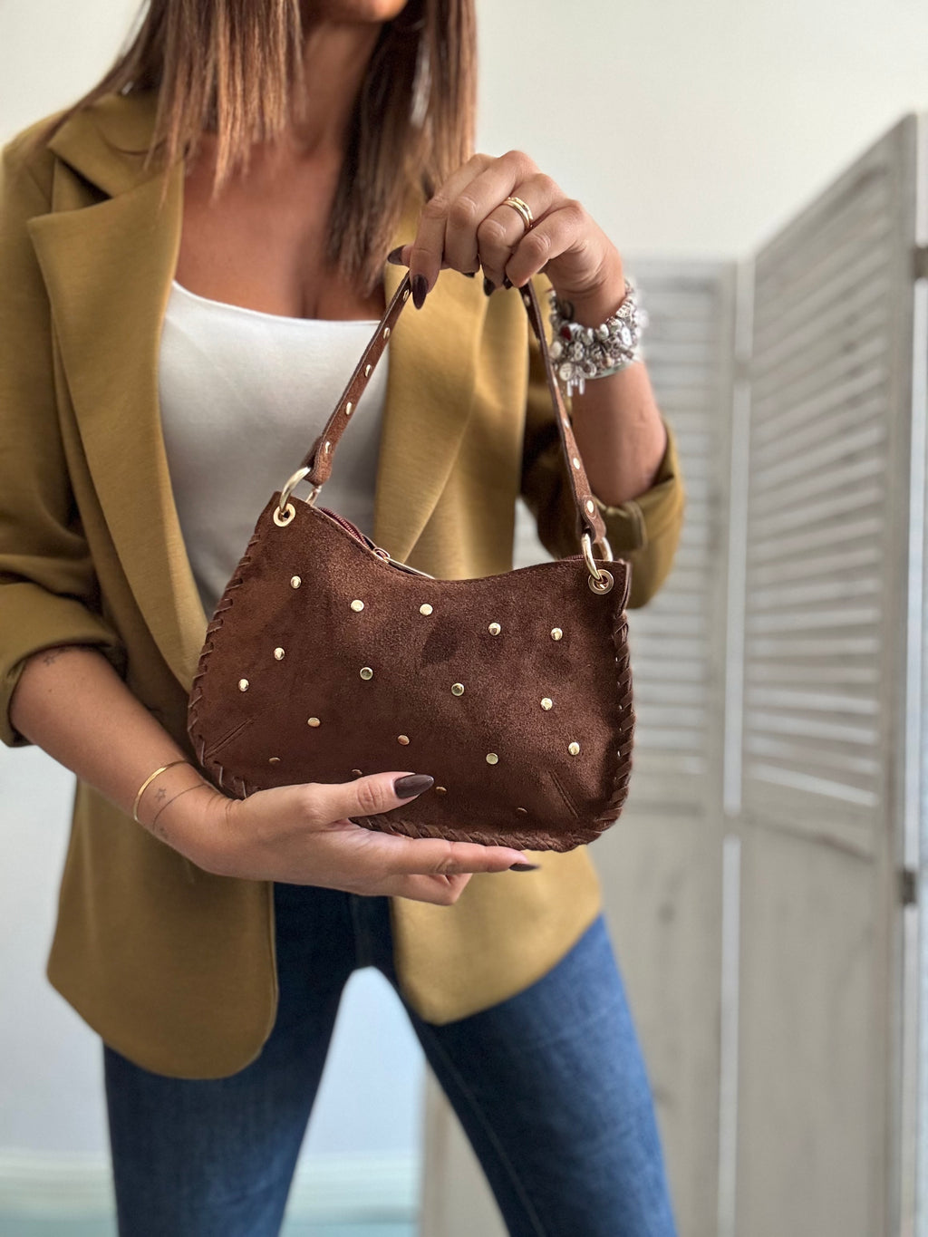 La pochette a mano con le borchie