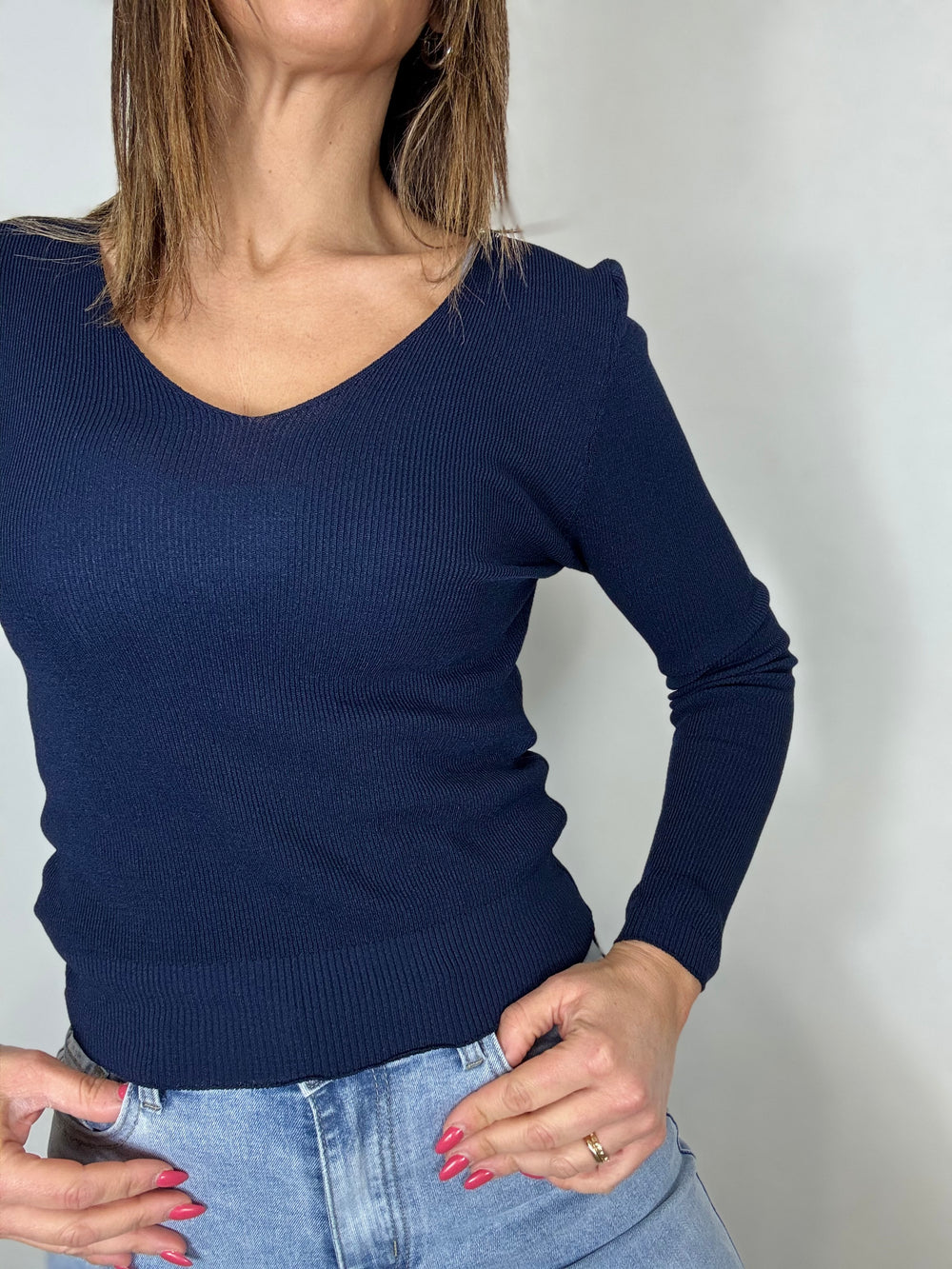 La maglia facile a costine con lo scollo a goccia