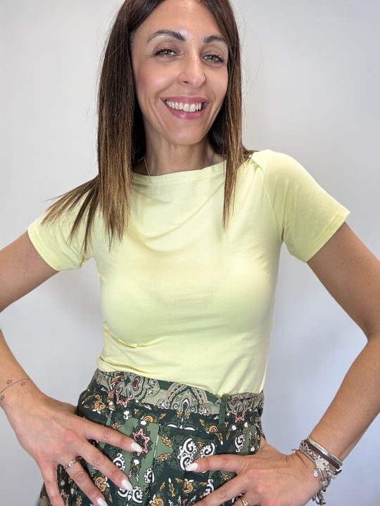 La t-shirt con lo scollo barchetta