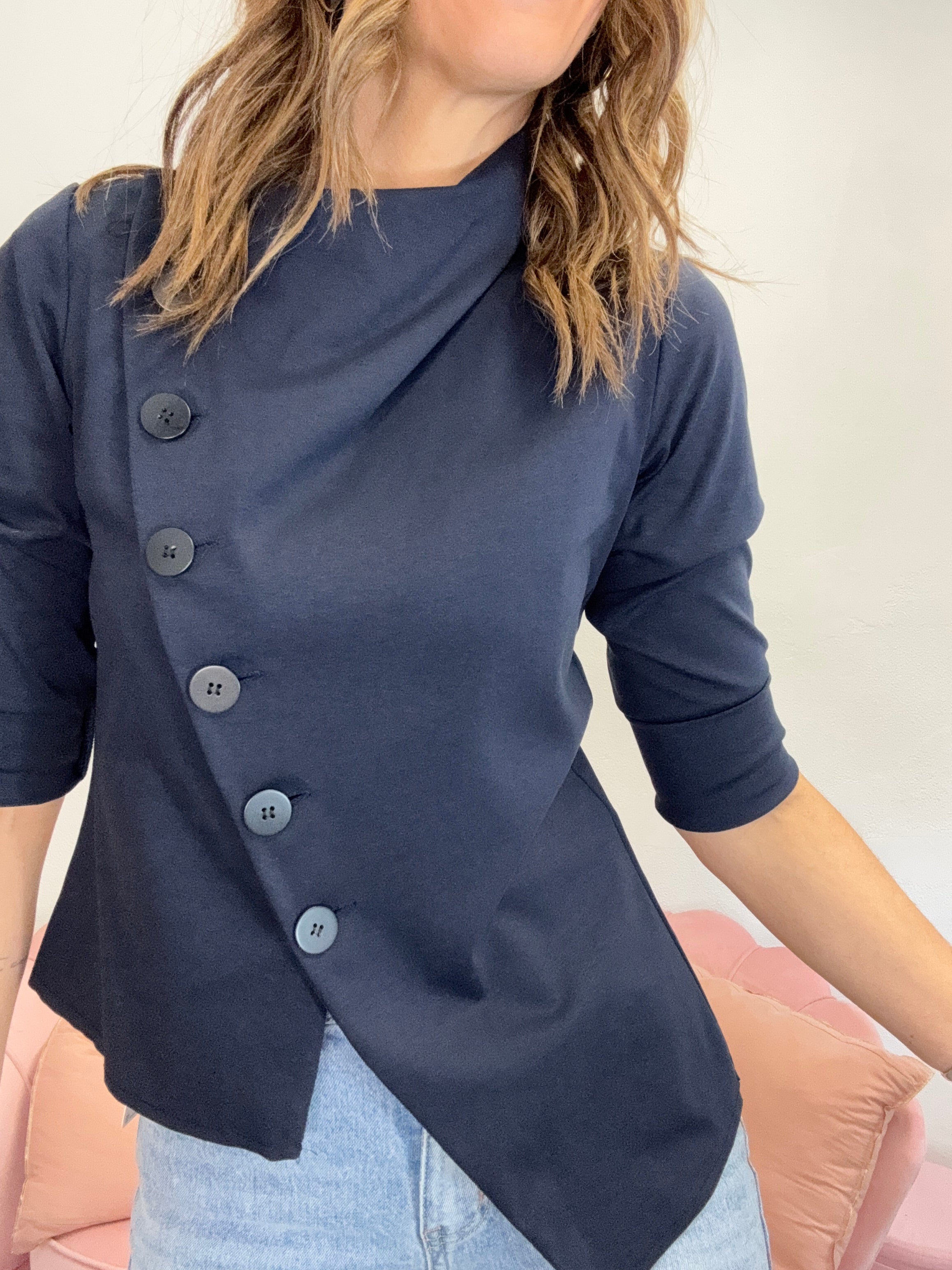 La giacca coi bottoni stondati