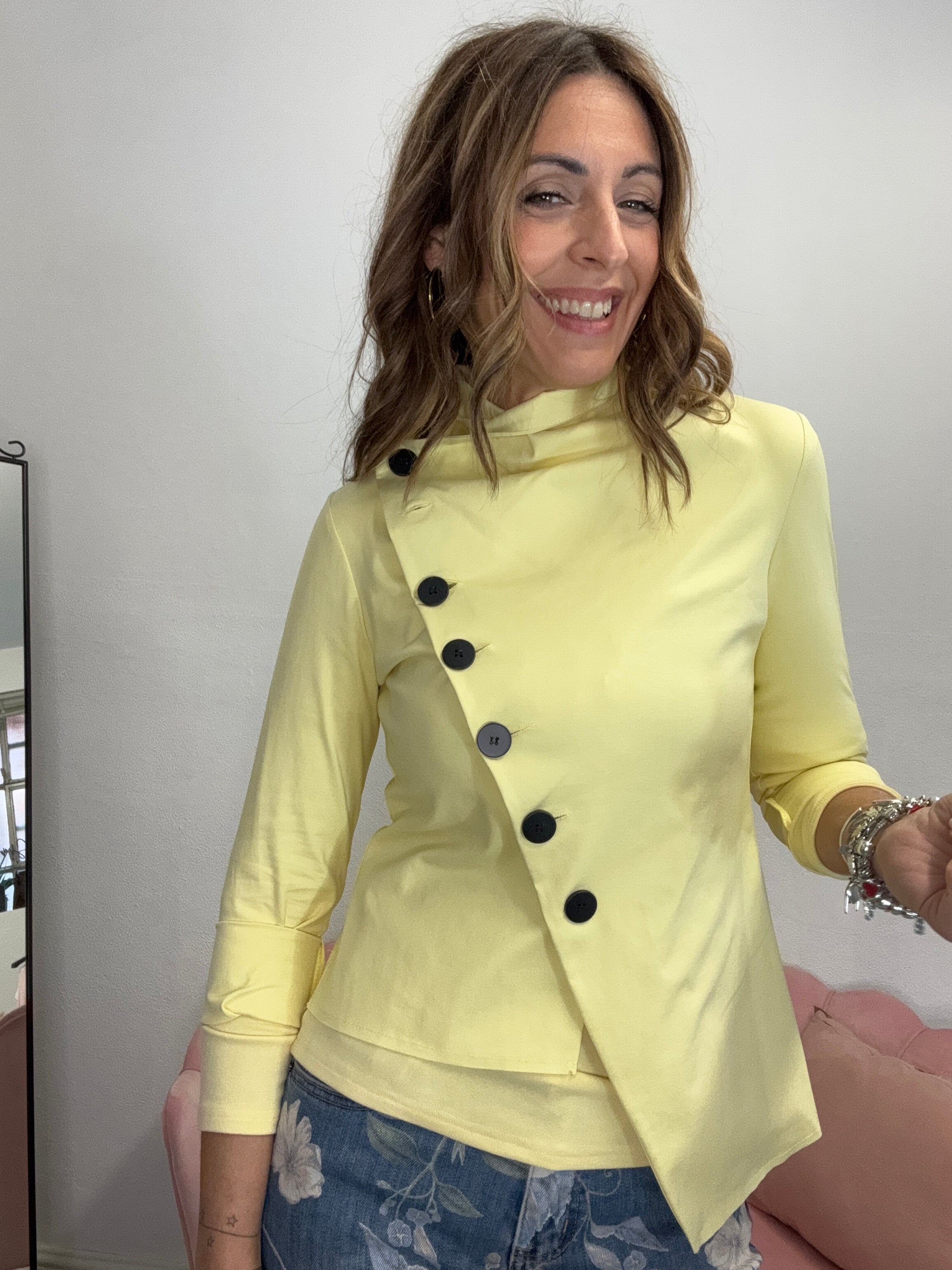 La giacca coi bottoni stondati