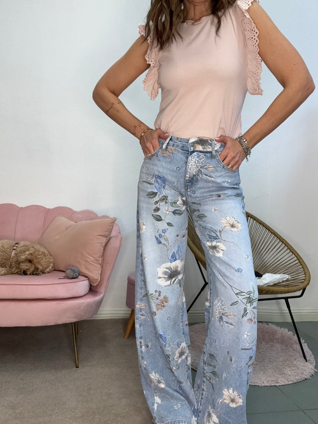 Il jeans Flower pastello col denim e rosa