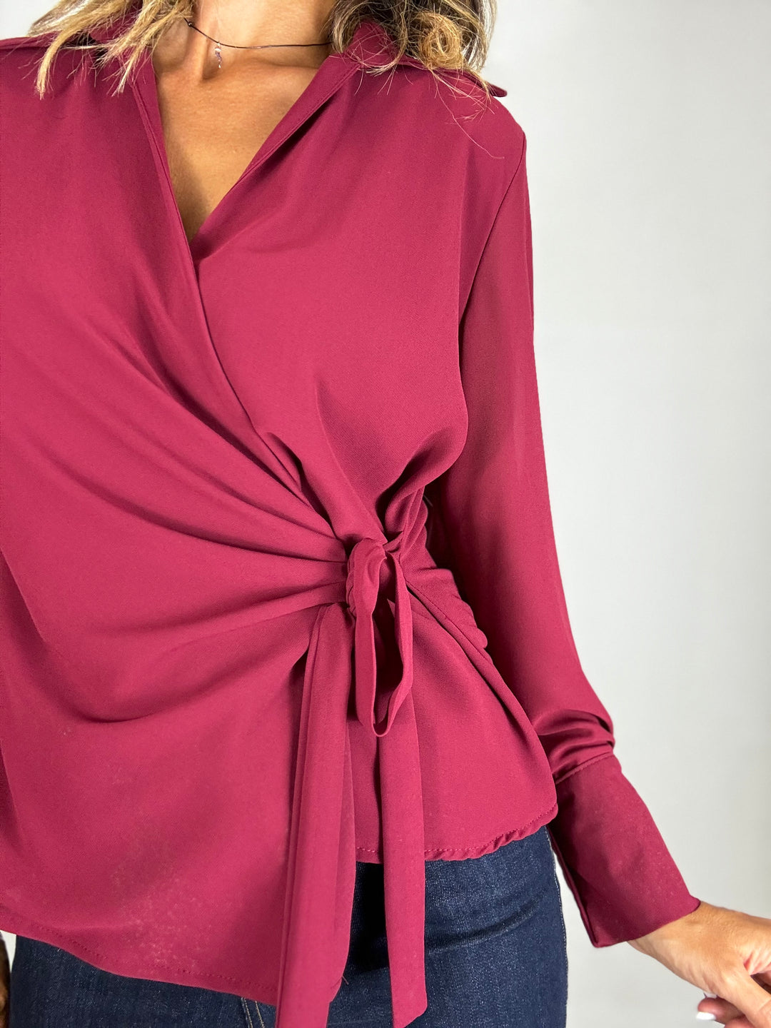 La camicia con il nodo laterale ( nera , rosso bordeaux, denim, bianca )