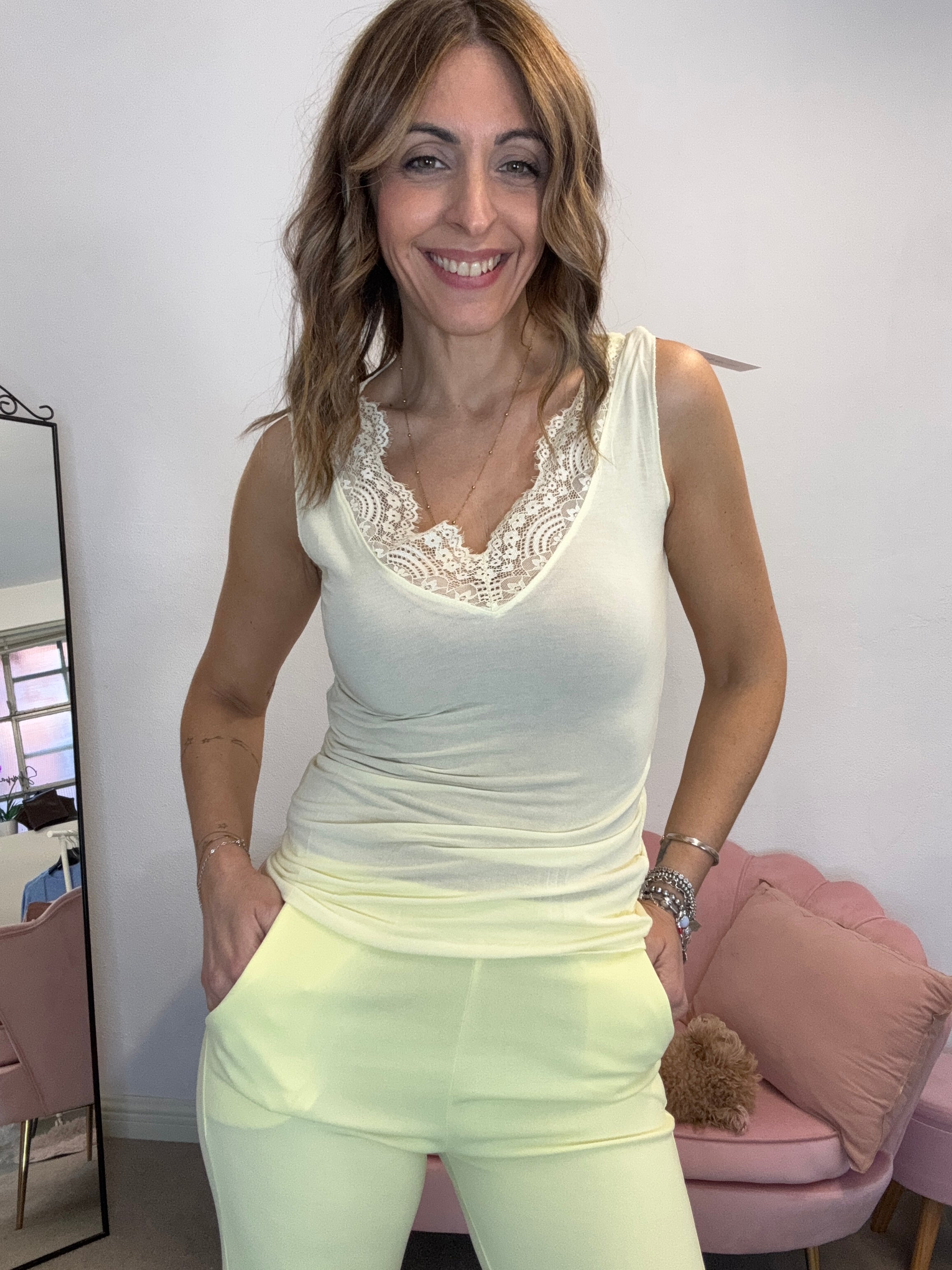 La canotta Cachemiretta col pizzo