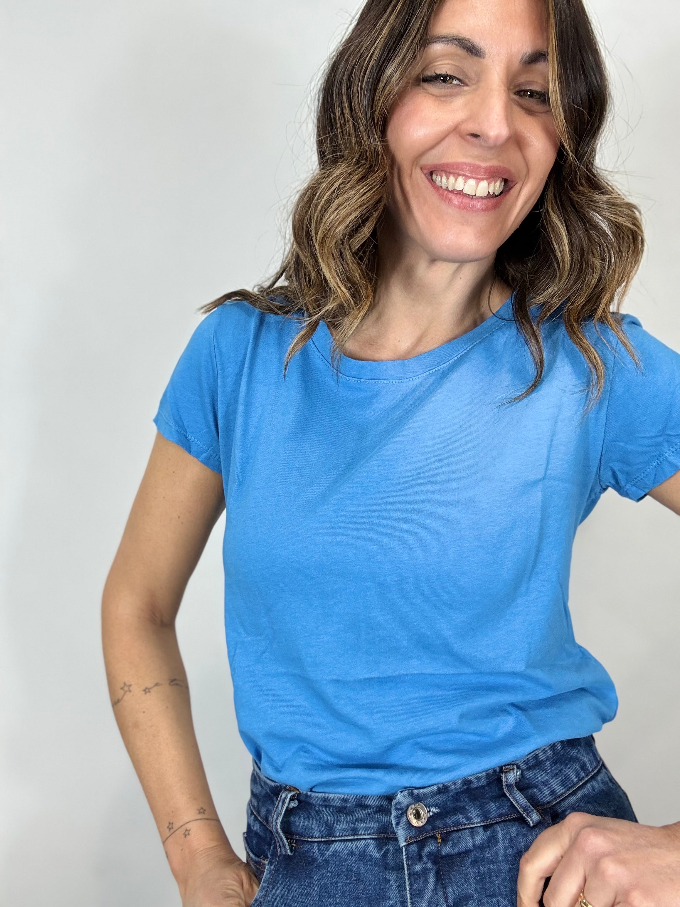 La t-shirt basica in diversi colori