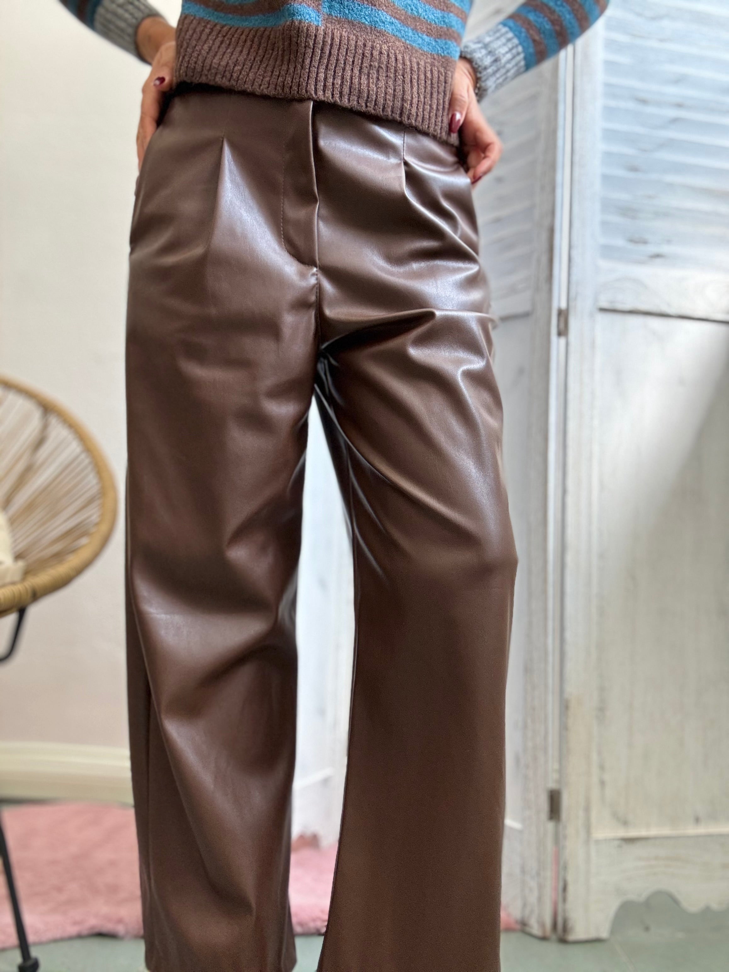 Il pantalone egg in ecopelle