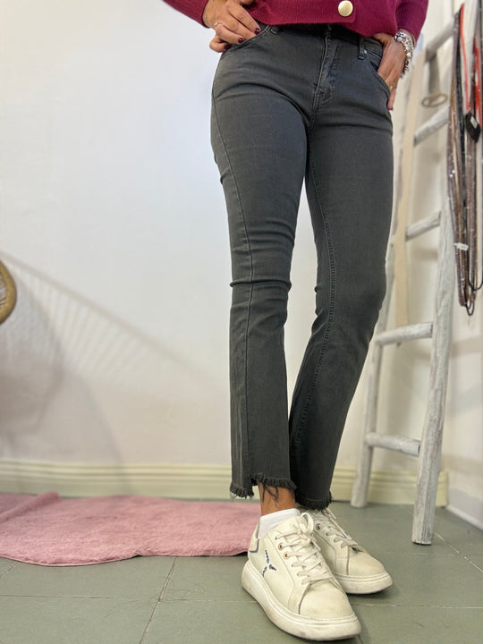 Il jeans trombetta con le frangette grigio