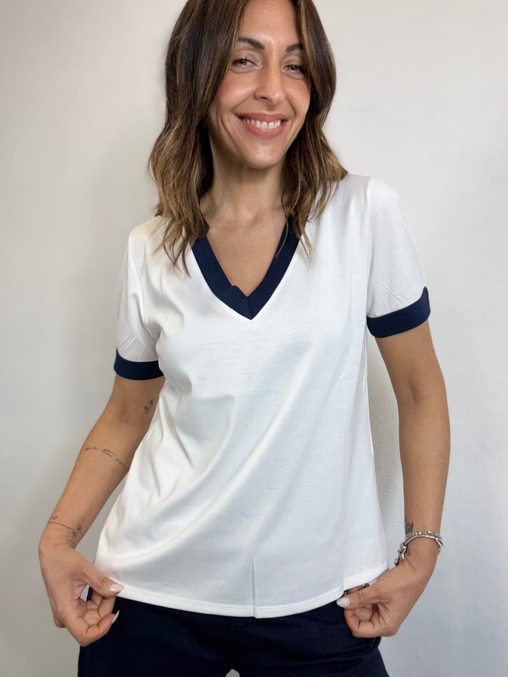 La t-shirt scollo a V coi bordi a contrasto