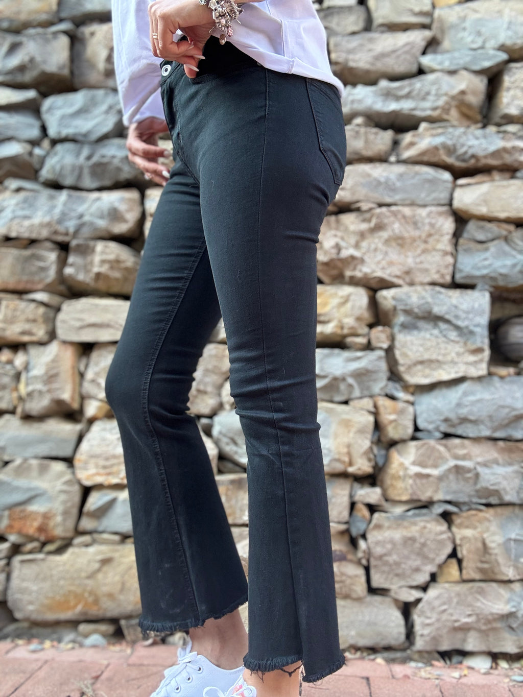 Il jeans trombetta con le frangette nero