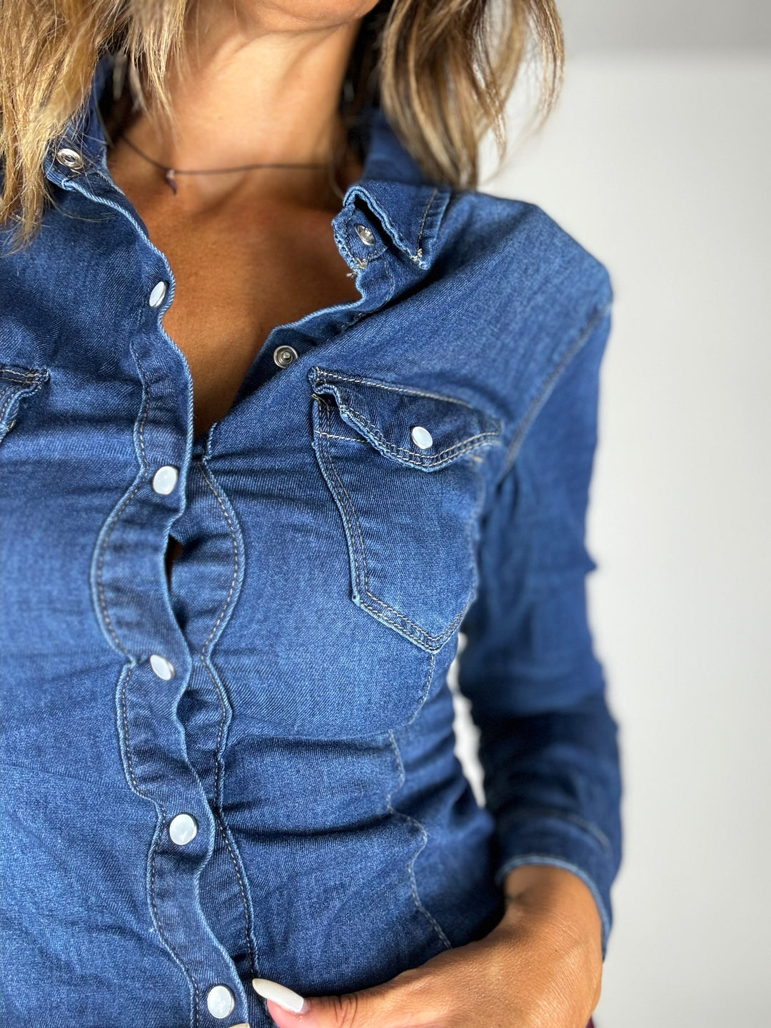 La camicia in denim coi bottoni click