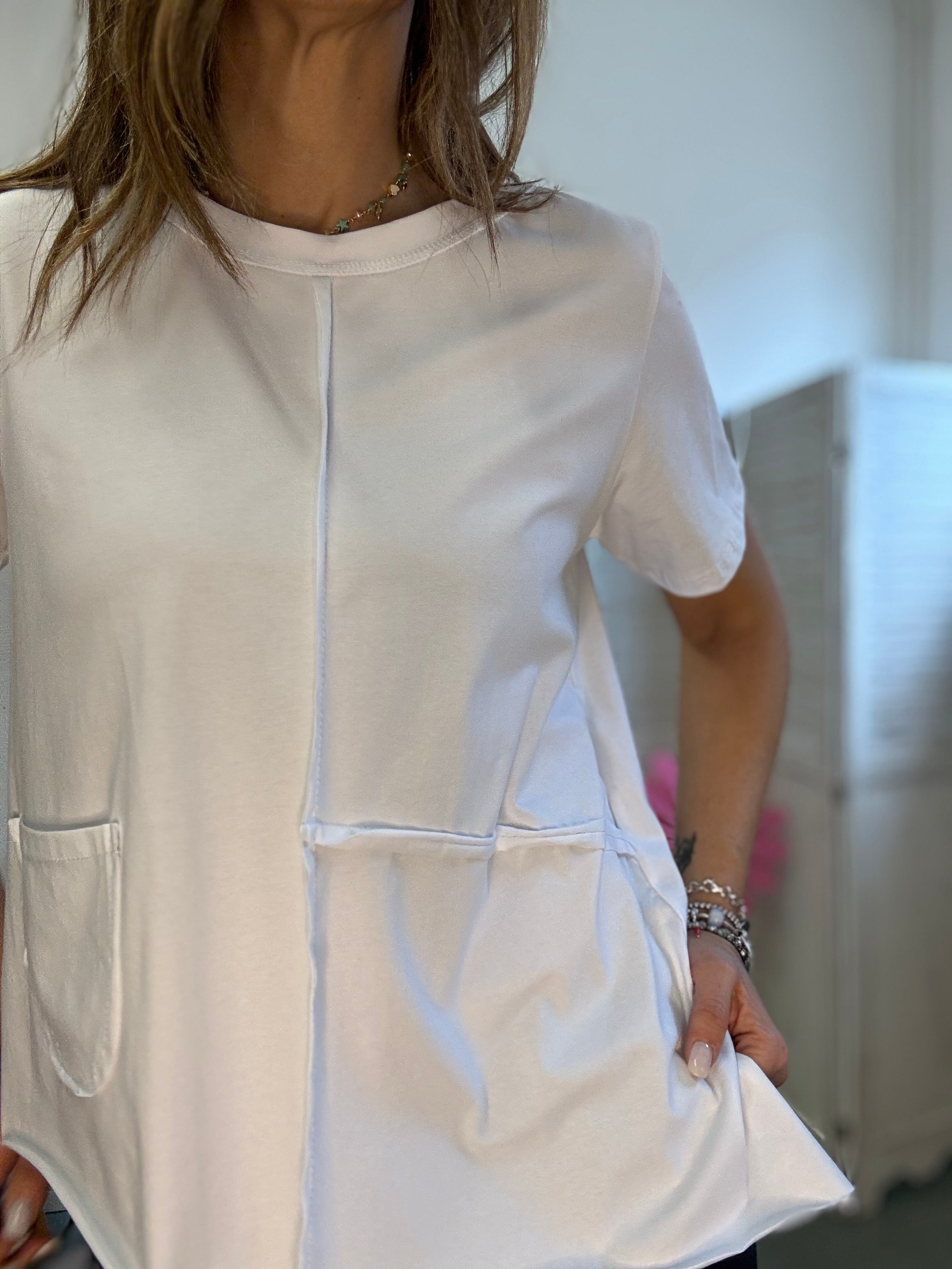 La t-shirt irregolare col taschino