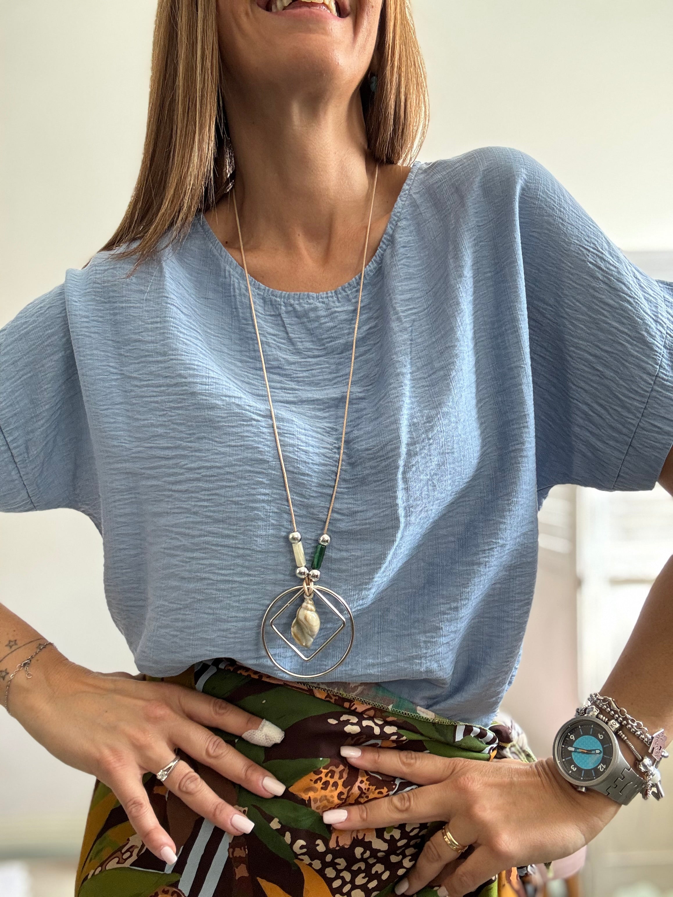 La blusa con la collana