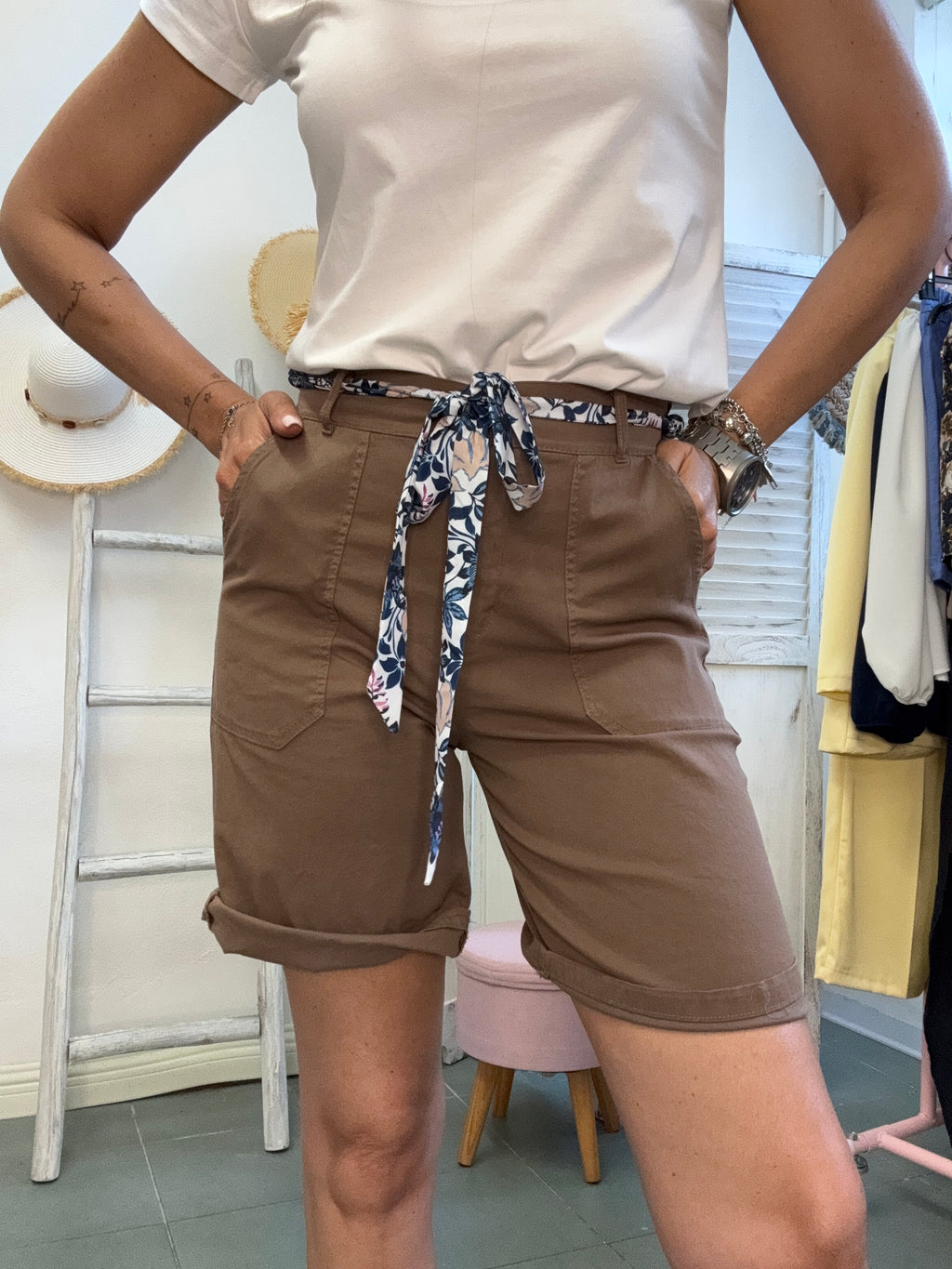 Lo shorts caramella con la cintura raso