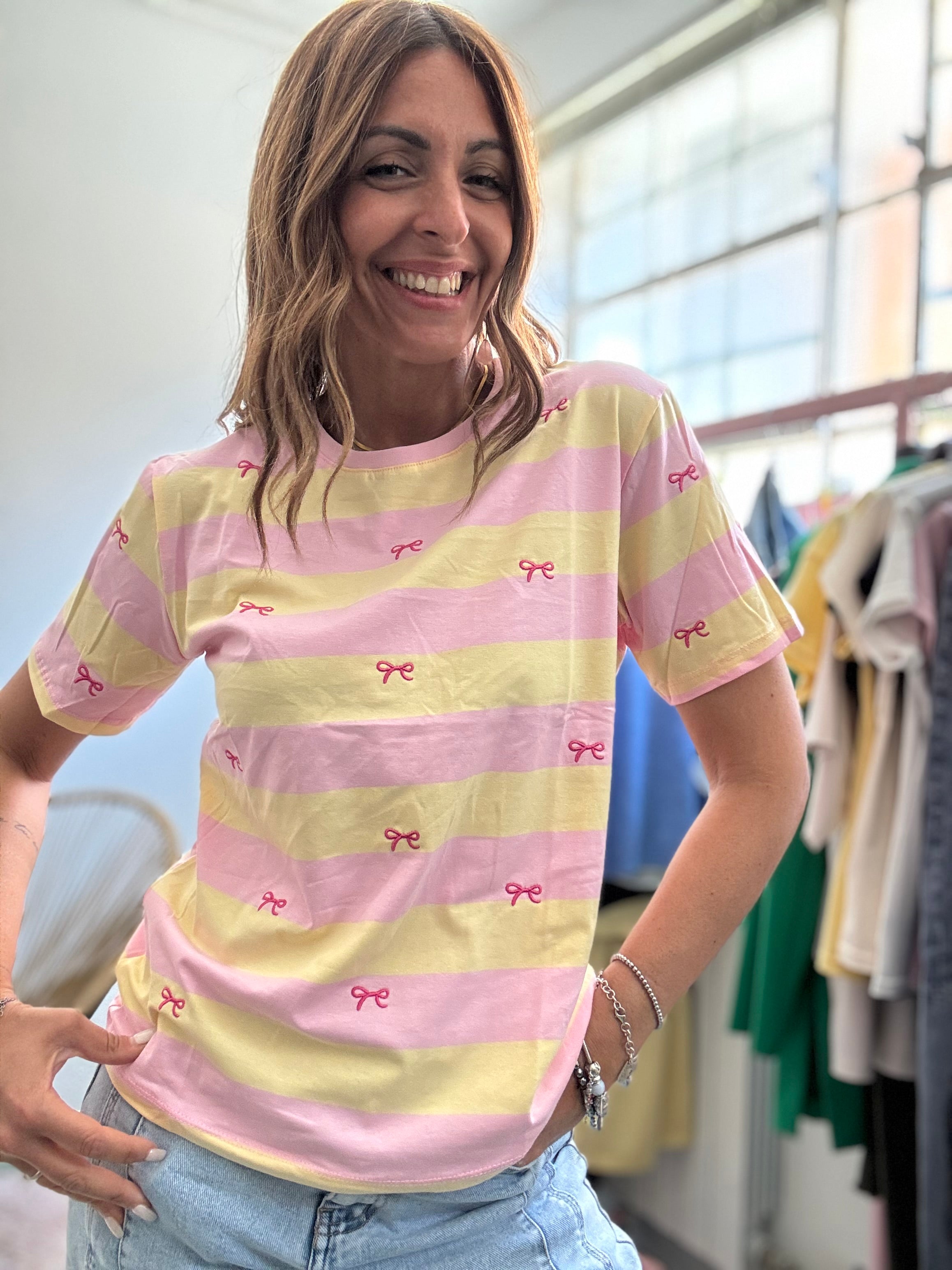 La t-shirt righe e fiocchetti