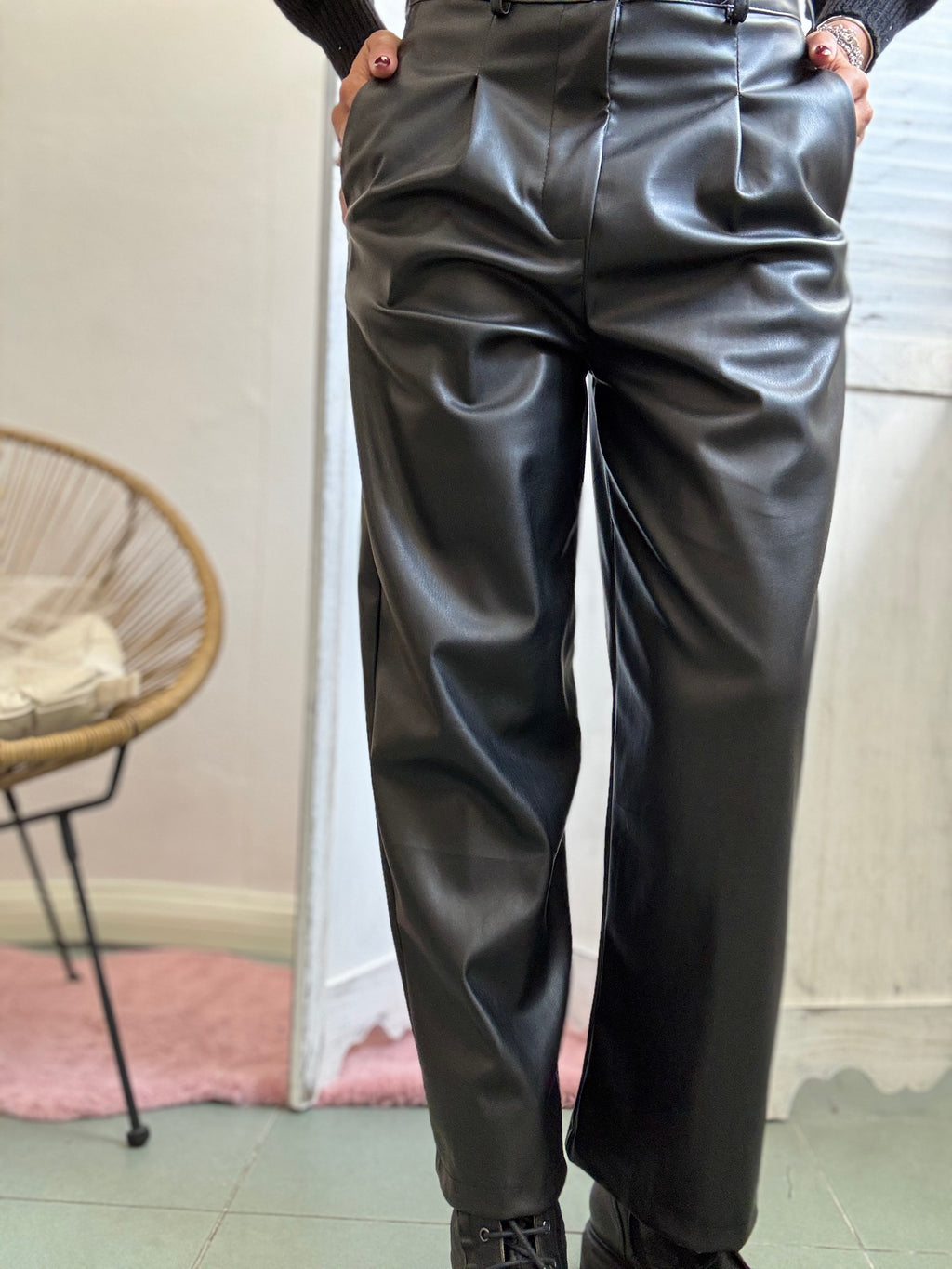 Il pantalone egg in ecopelle