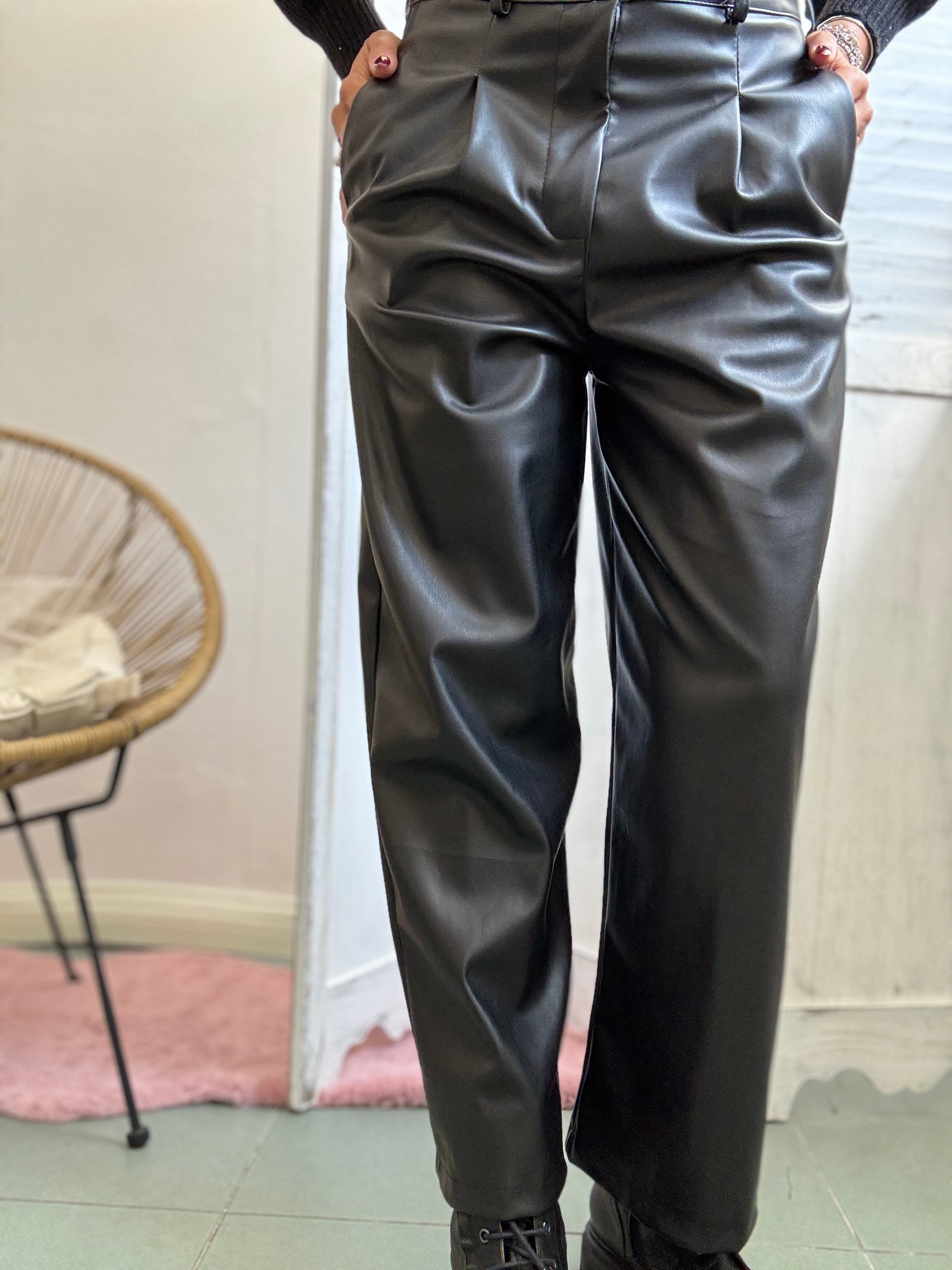 Il pantalone egg in ecopelle