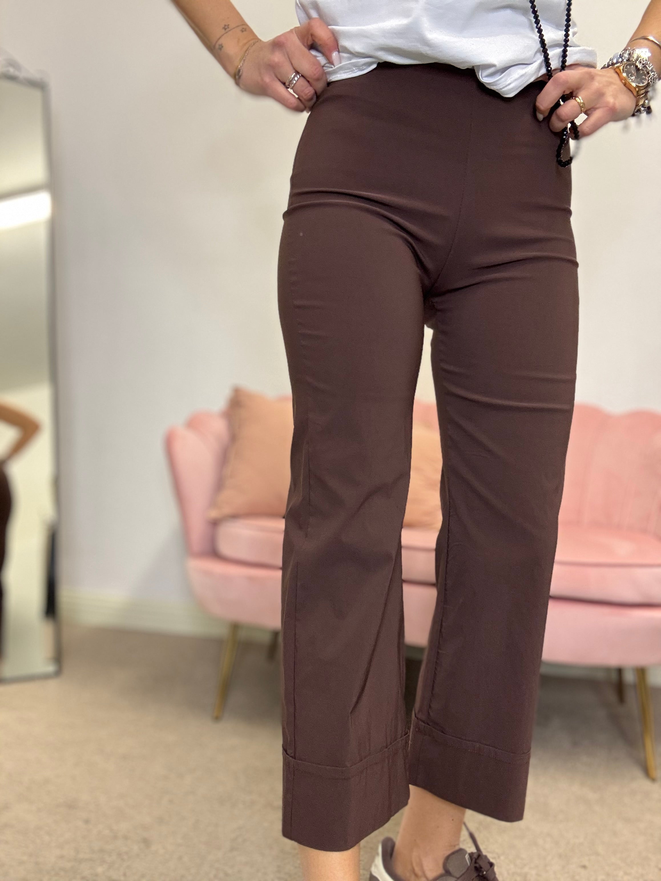 Il pantalone elasticizzato Col risvolto