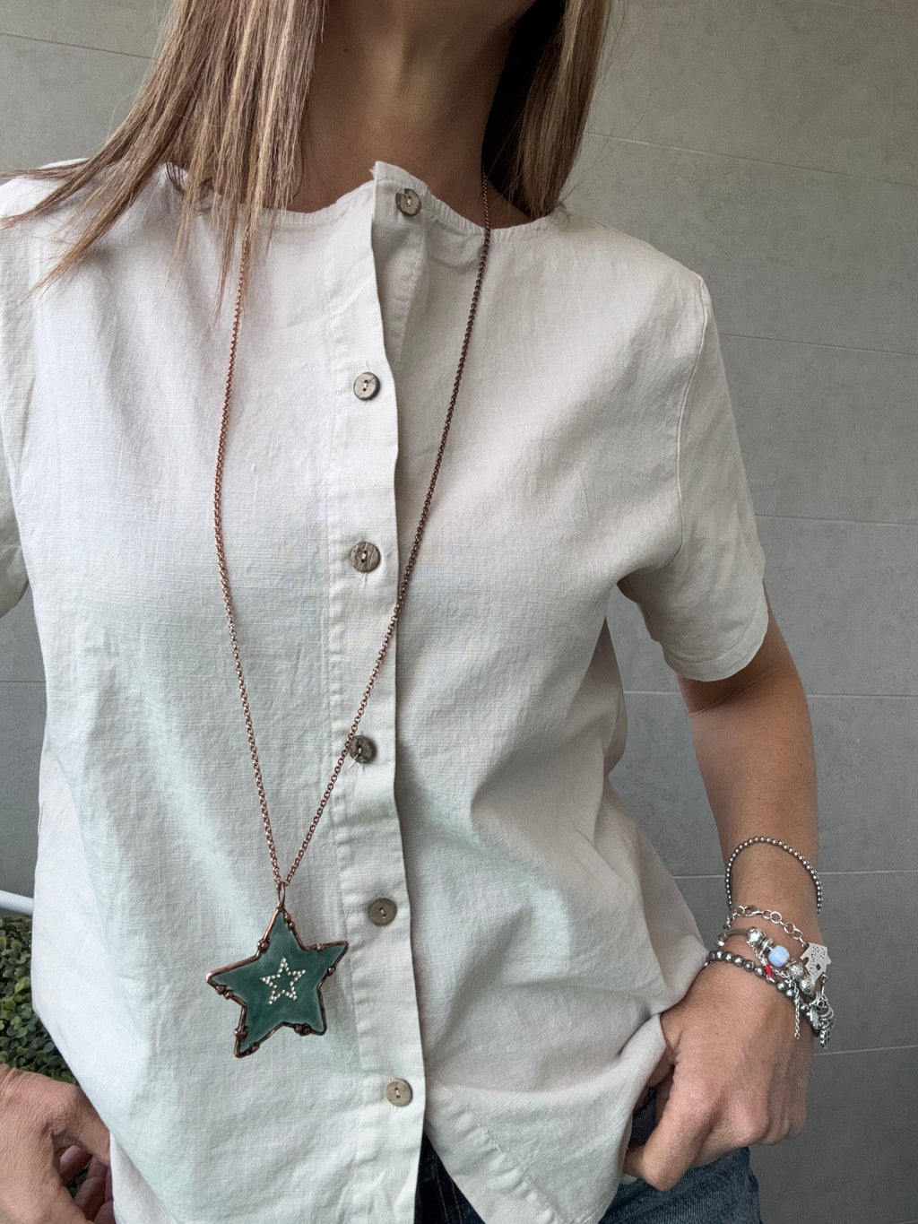 La blusa di cotone coi bottoncini dietro