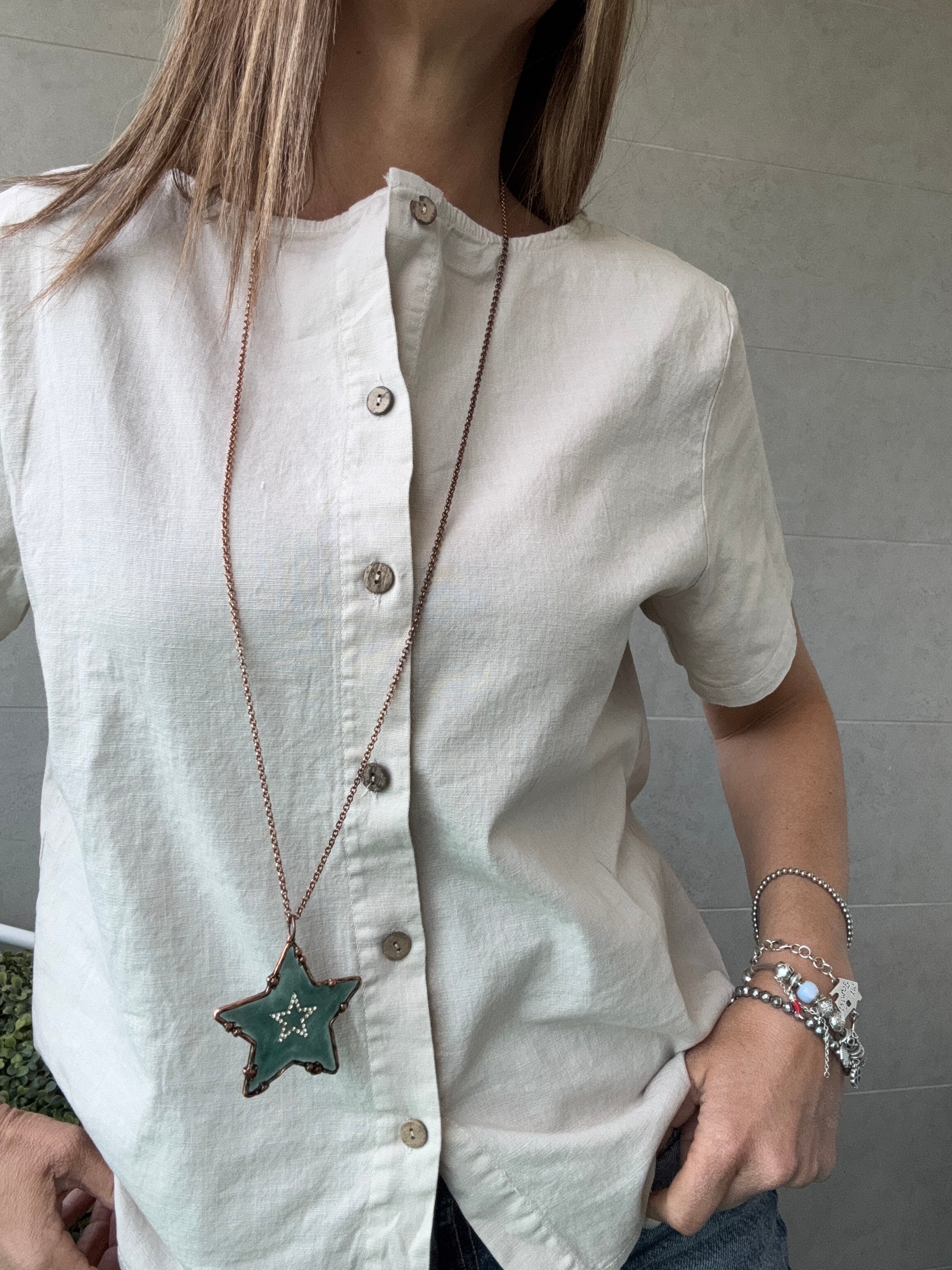 La blusa di cotone coi bottoncini dietro