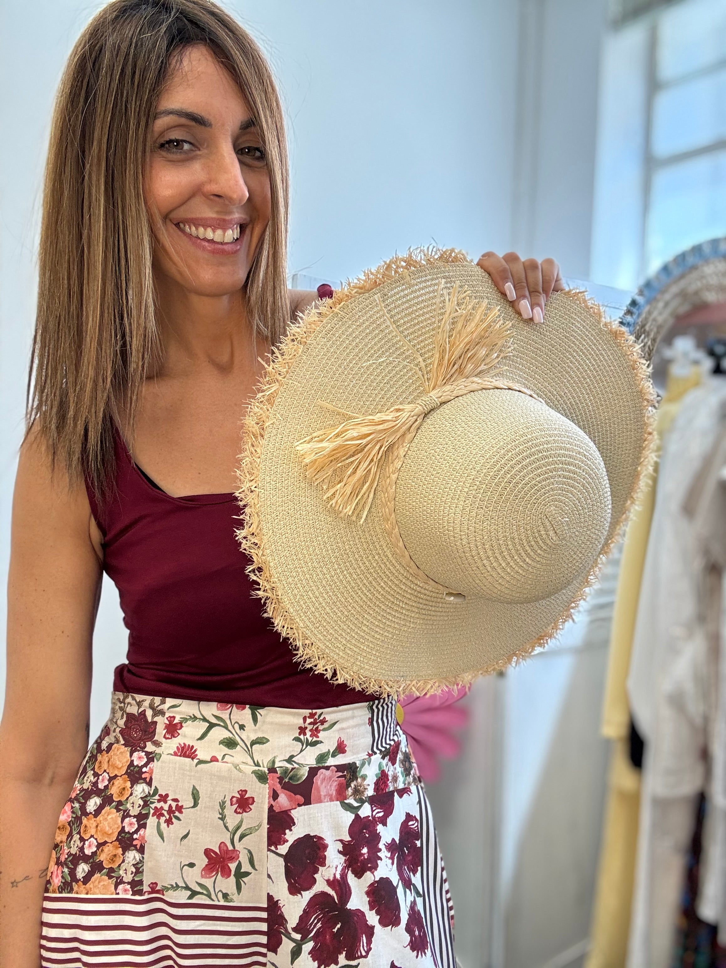 Il cappello di paglia beige