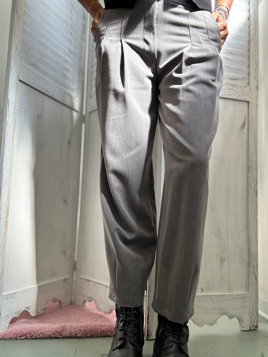 Il pantalone Javier con le pence