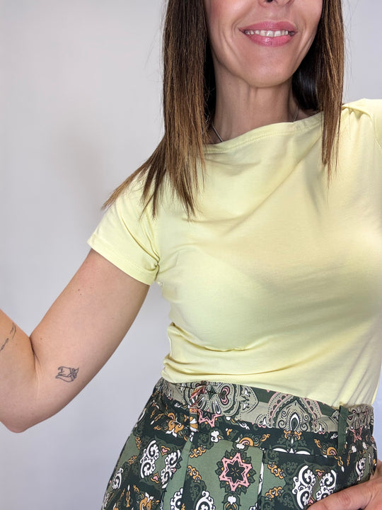 La t-shirt con lo scollo barchetta