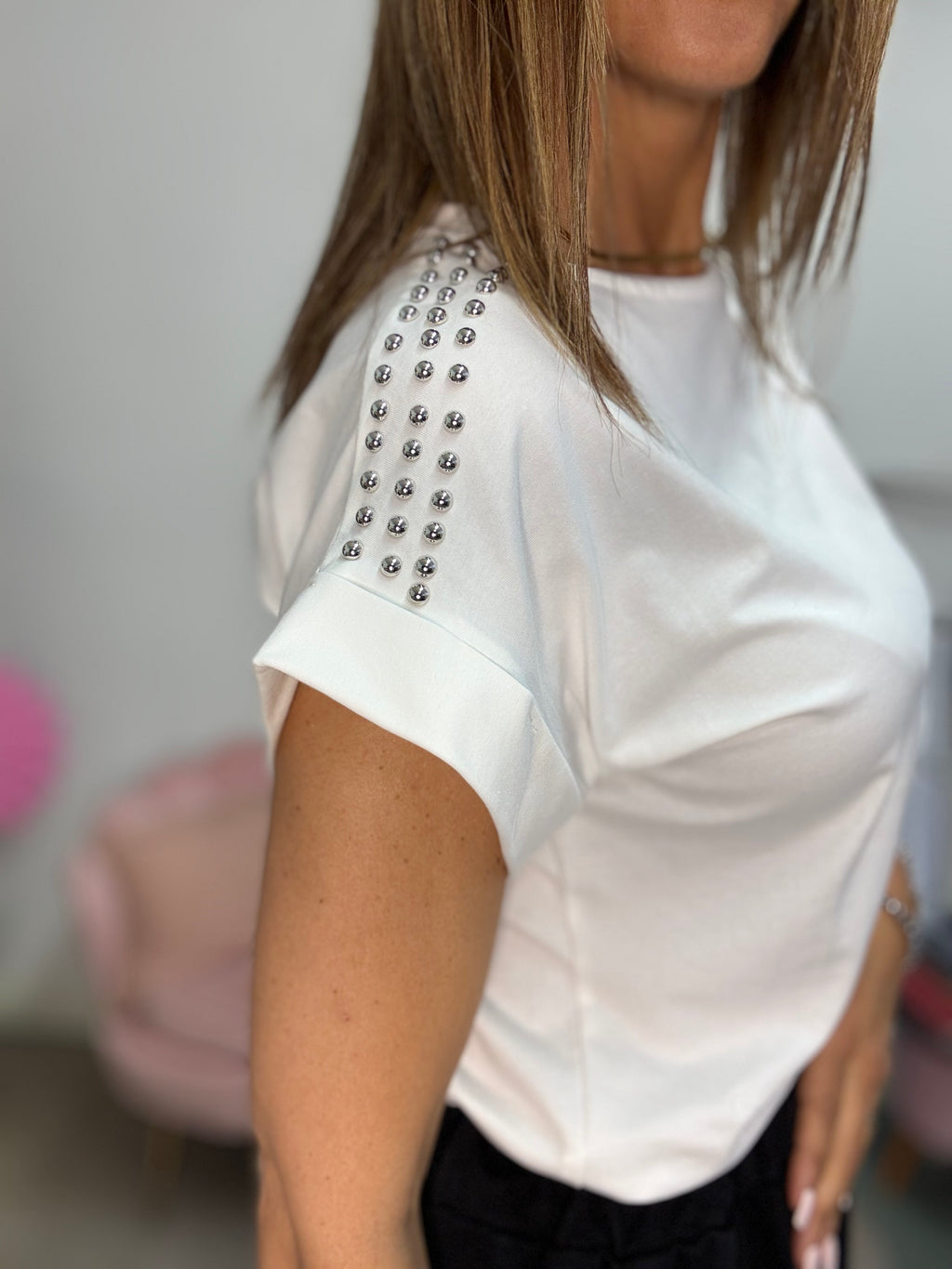 La t-shirt con le borchiette