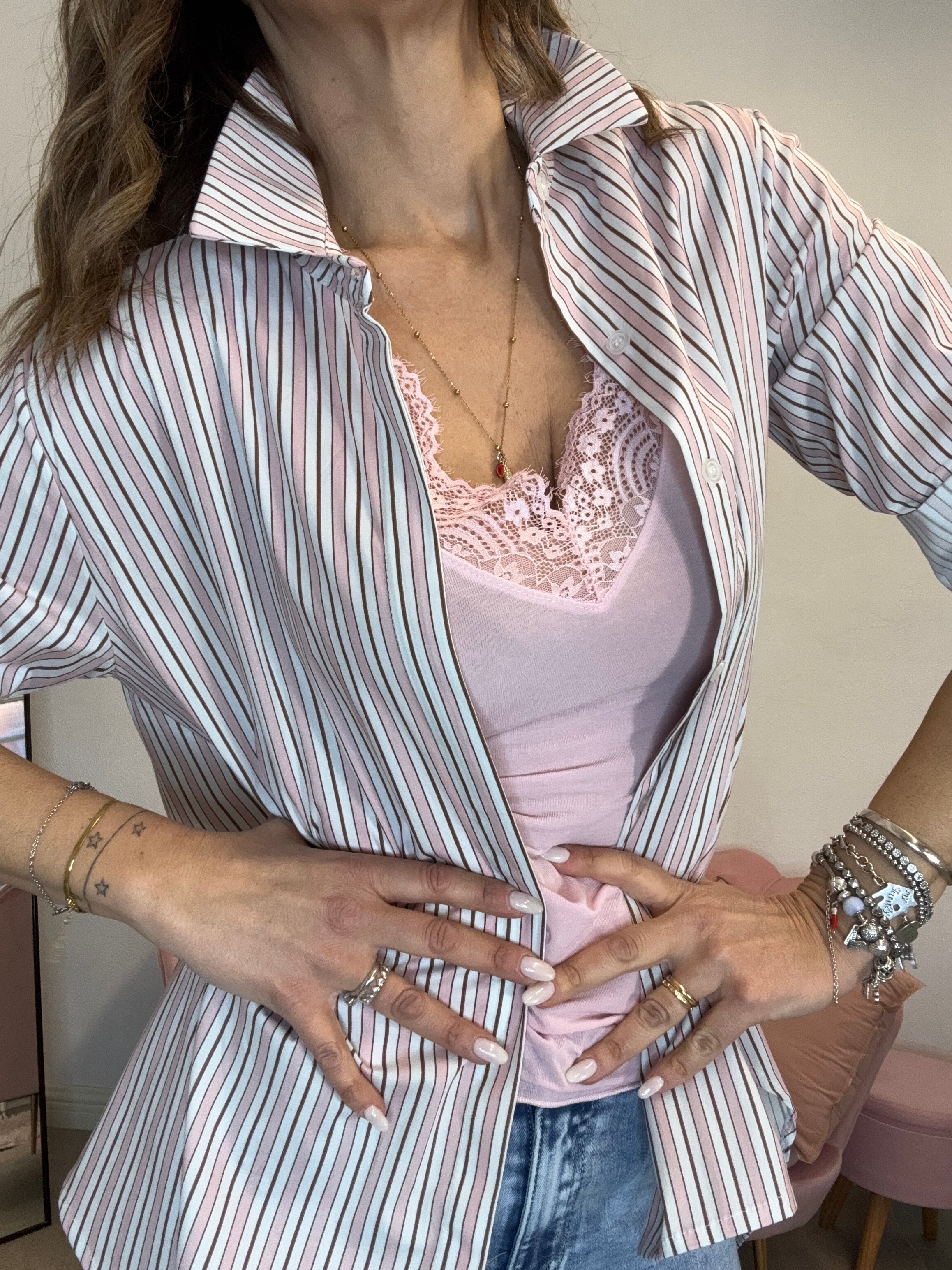 La camicia cotone bianca e rosa