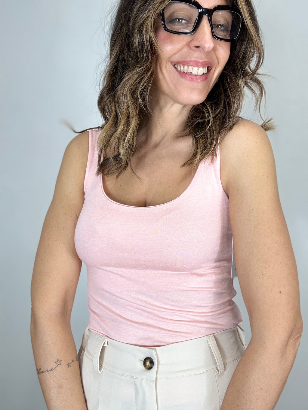 La canotta basica spalla larga ( tanti colori )