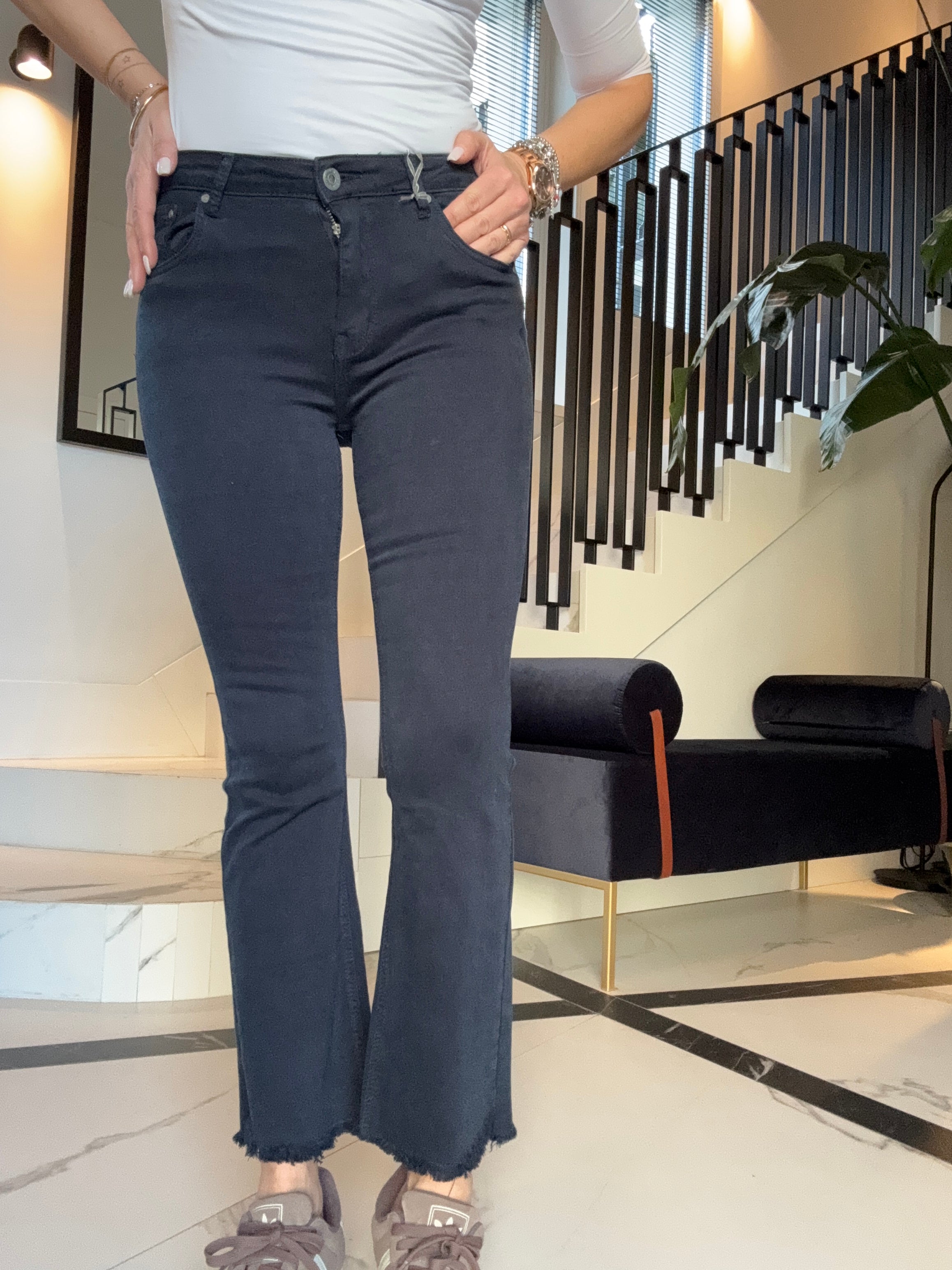 Il jeans zampetta con le frangette blu