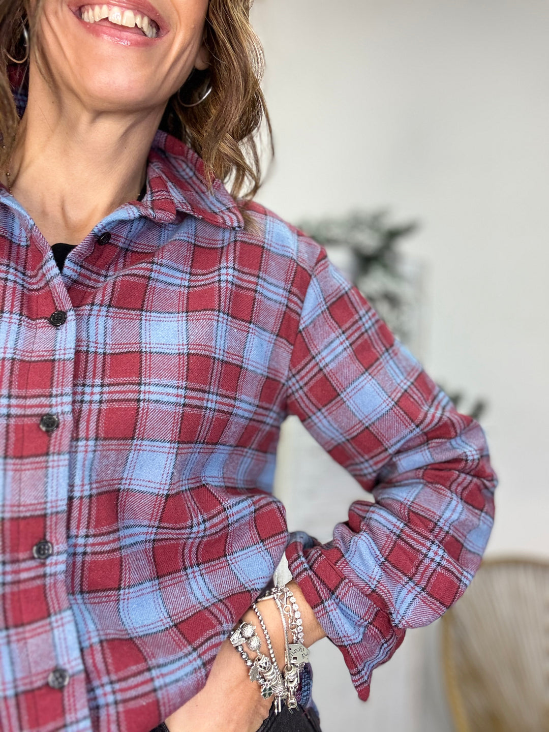 La camicia Chuck rossa e azzurra