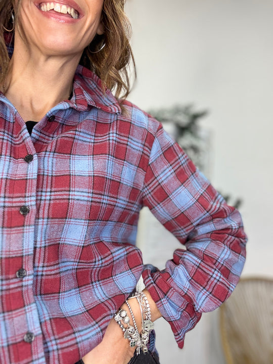 La camicia Chuck rossa e azzurra