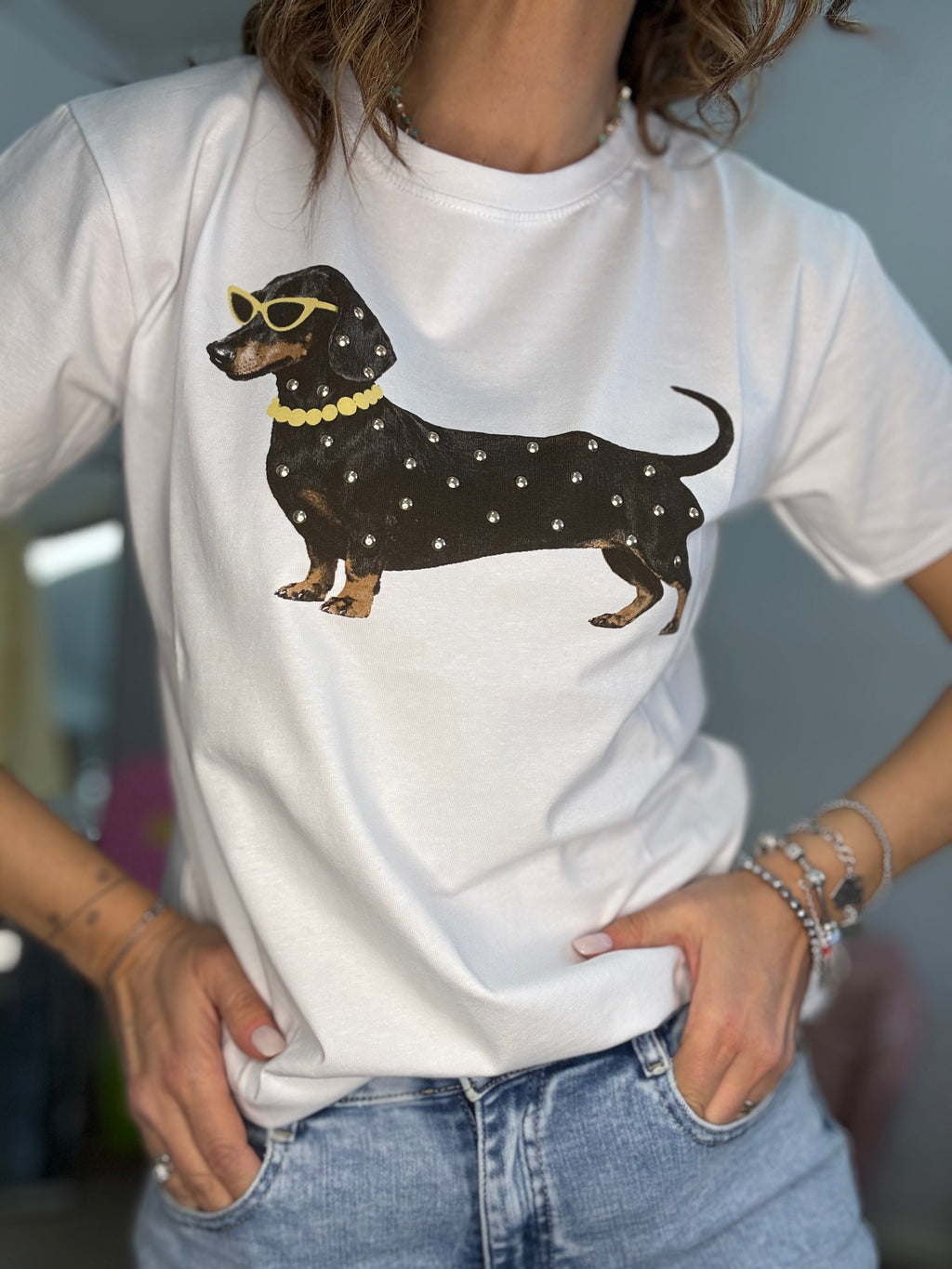 La t-shirt del collare colorato
